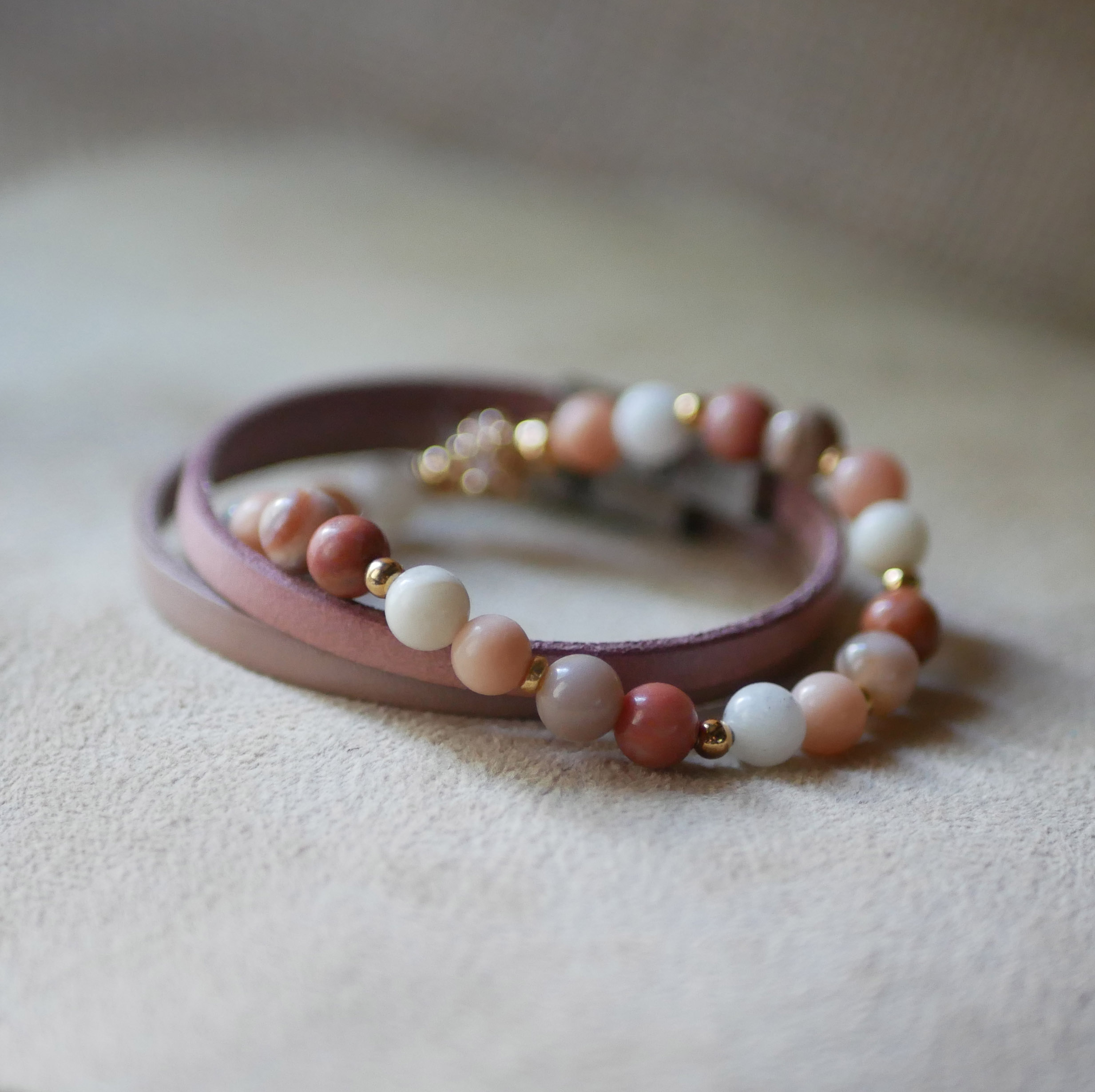 Bracciale con perle di pietra naturale avventurina rosa e bianca e perle dorate