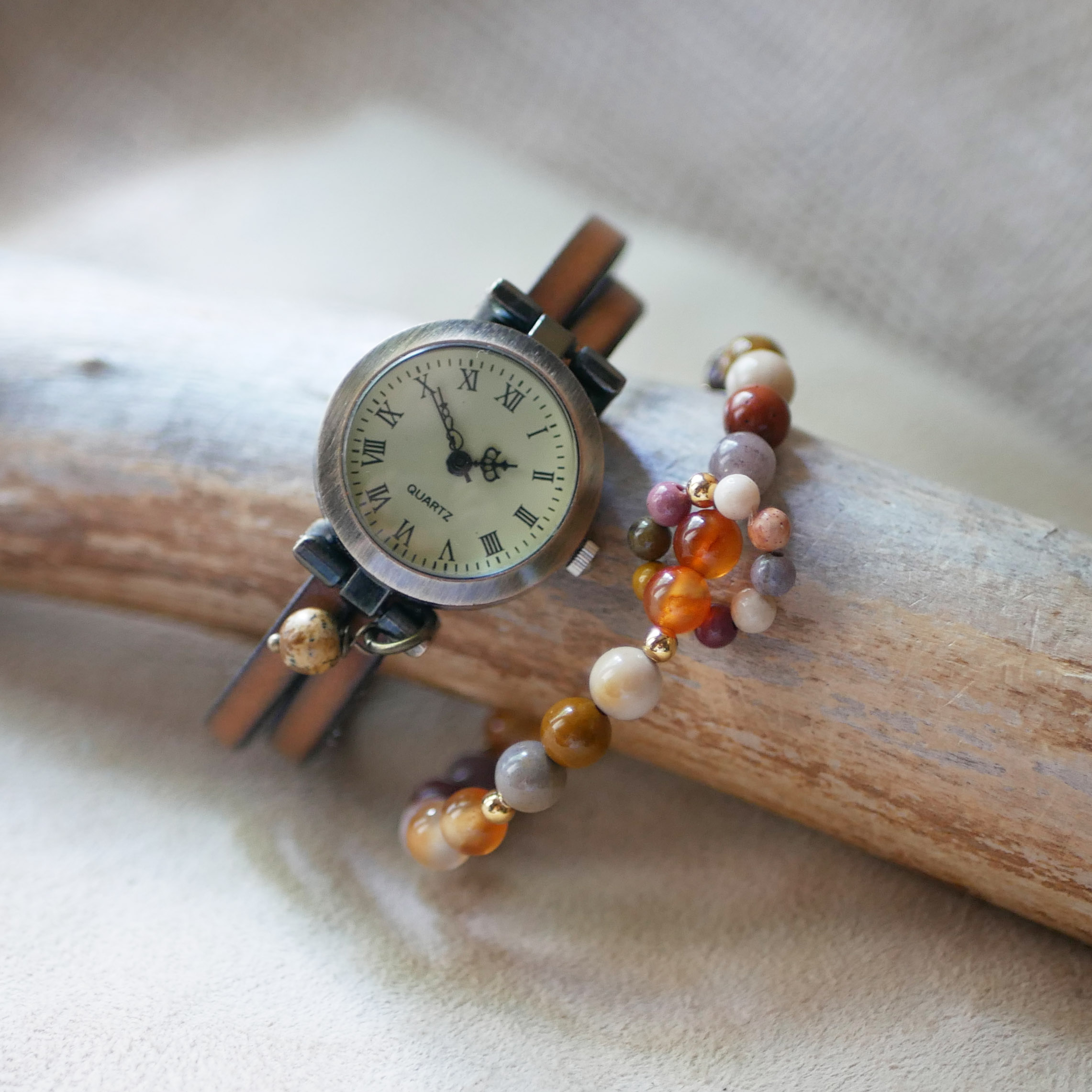 Bracciale in pietra naturale Mokaïte e Cornalite con mini anello di perle