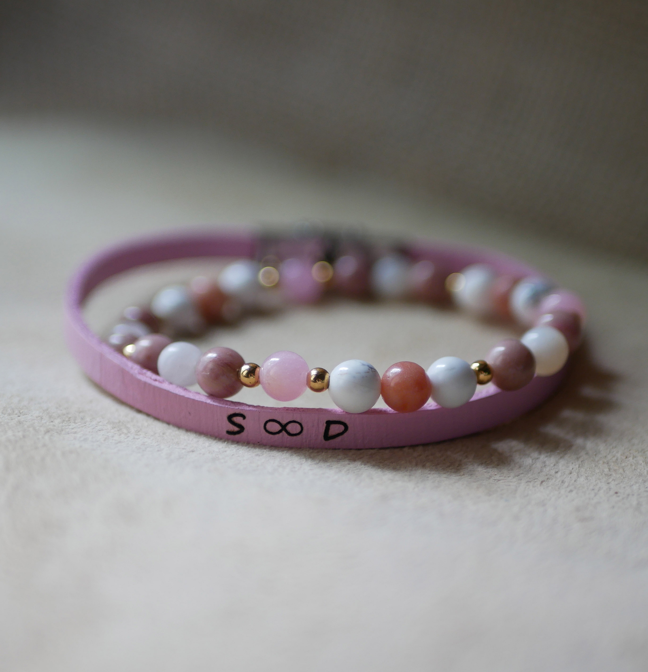 Bracciale di Howlite e Rodonite in pietra naturale e perline d'oro