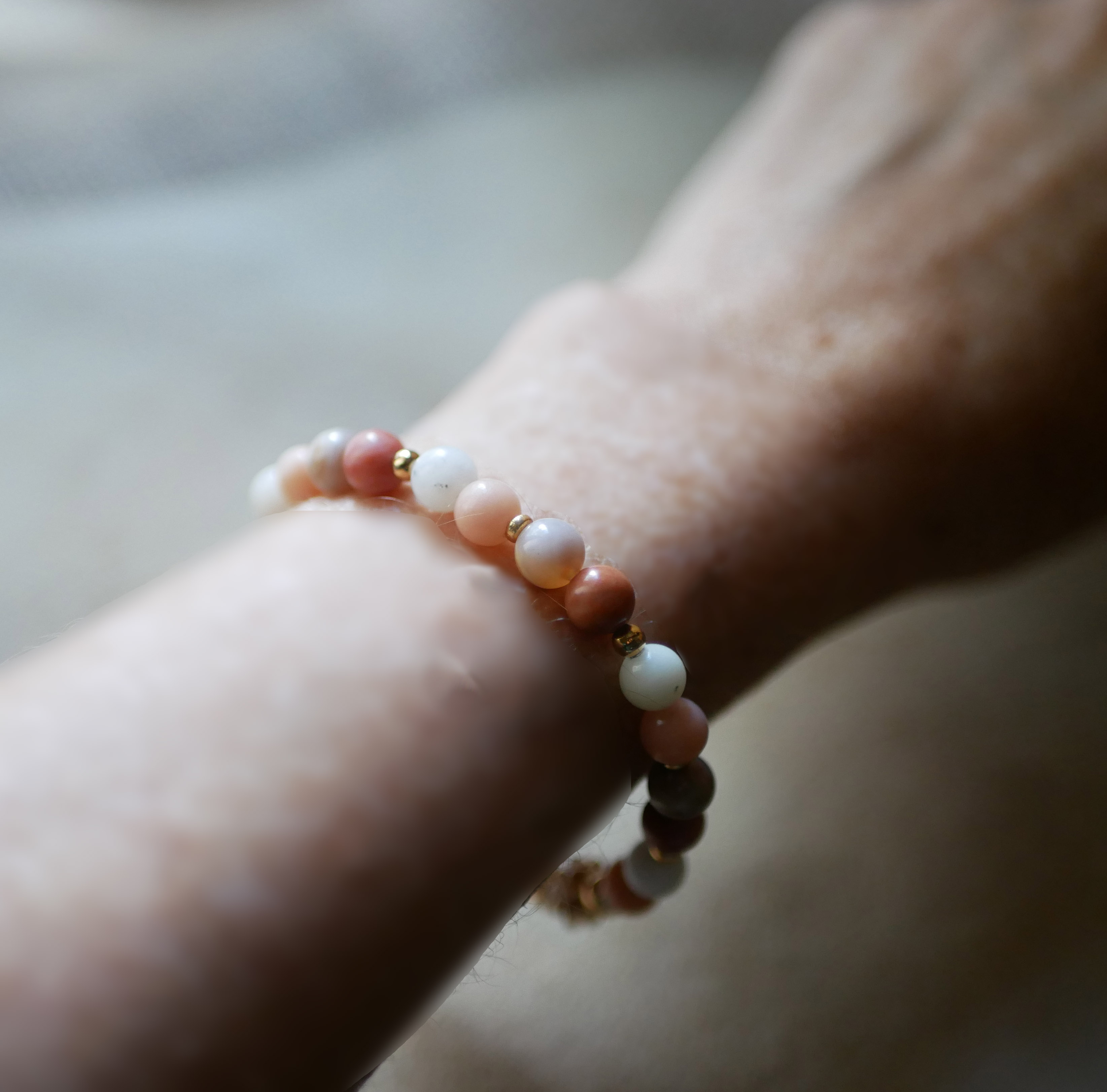 Bracciale con perle di pietra naturale avventurina rosa e bianca e perle dorate