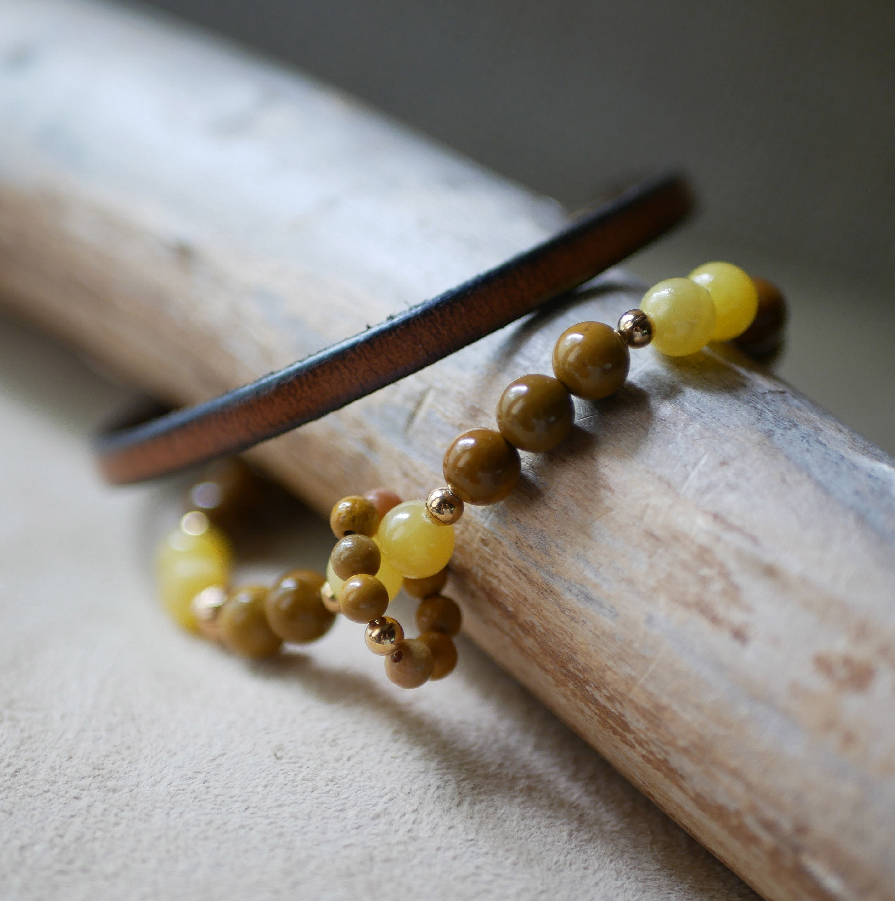 Bracelet élastique en jade jaune, mokaïte et perles dorées.
