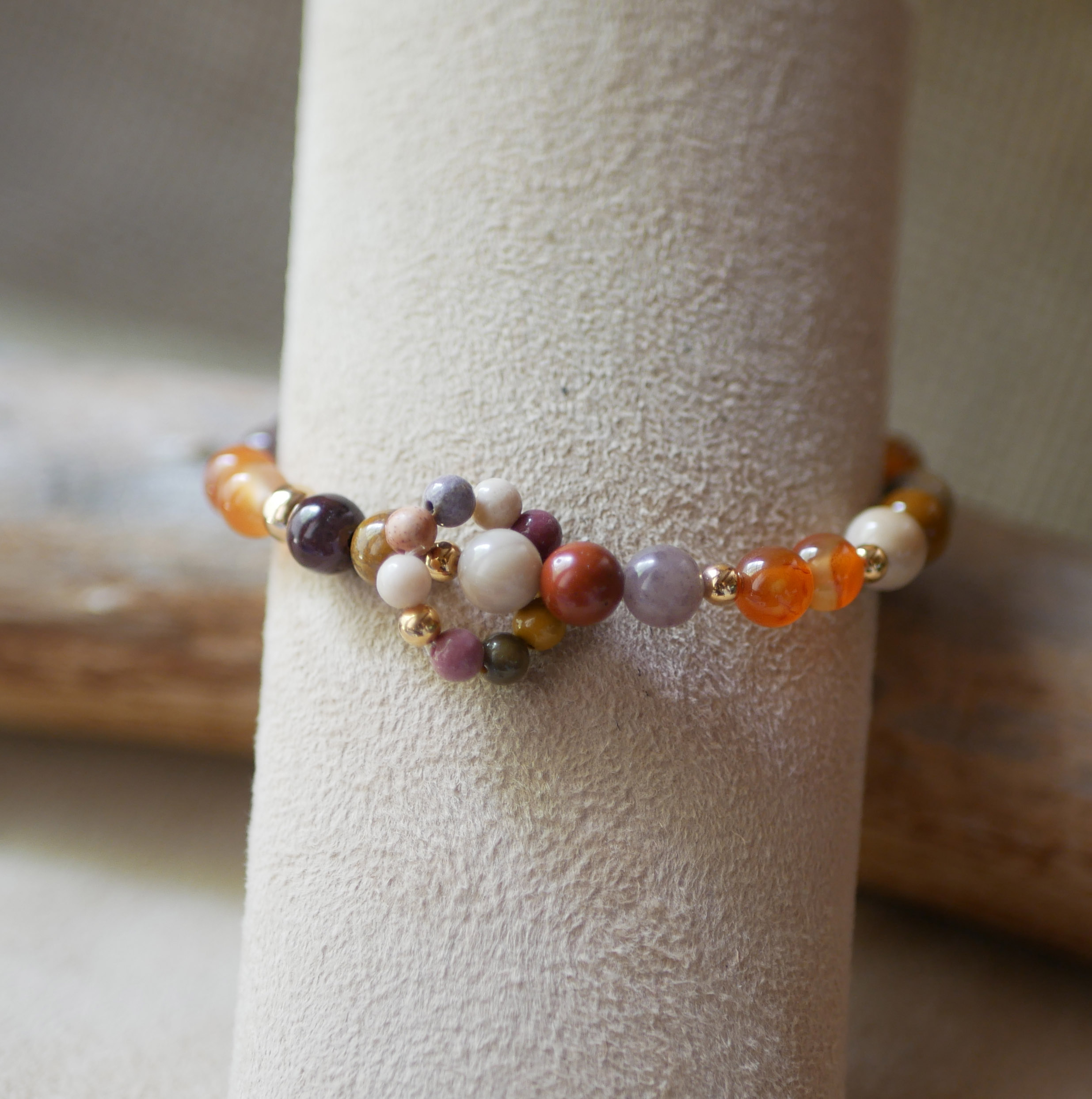 Bracciale in pietra naturale Mokaïte e Cornalite con mini anello di perle