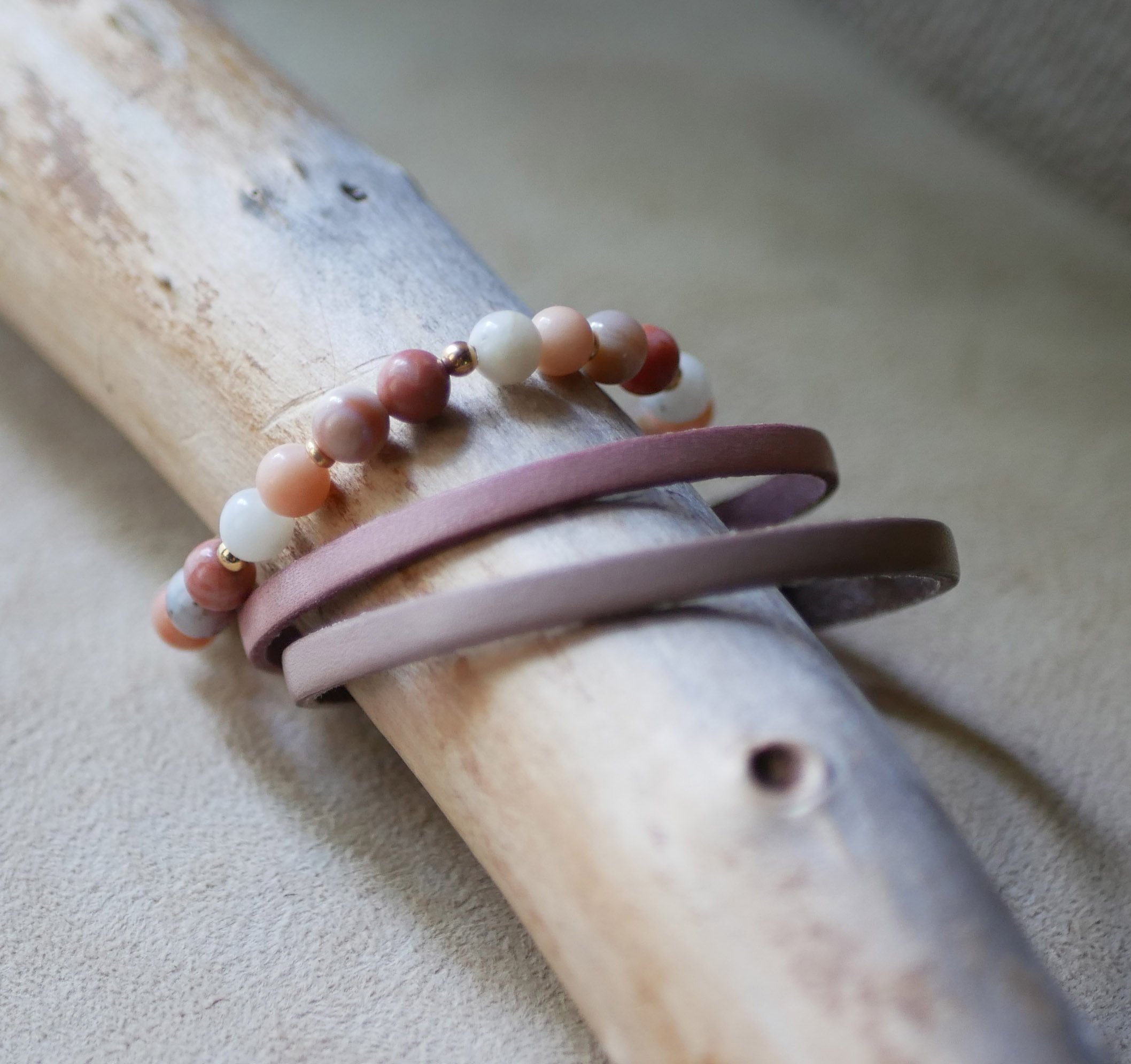 Bracciale con perle di pietra naturale avventurina rosa e bianca e perle dorate