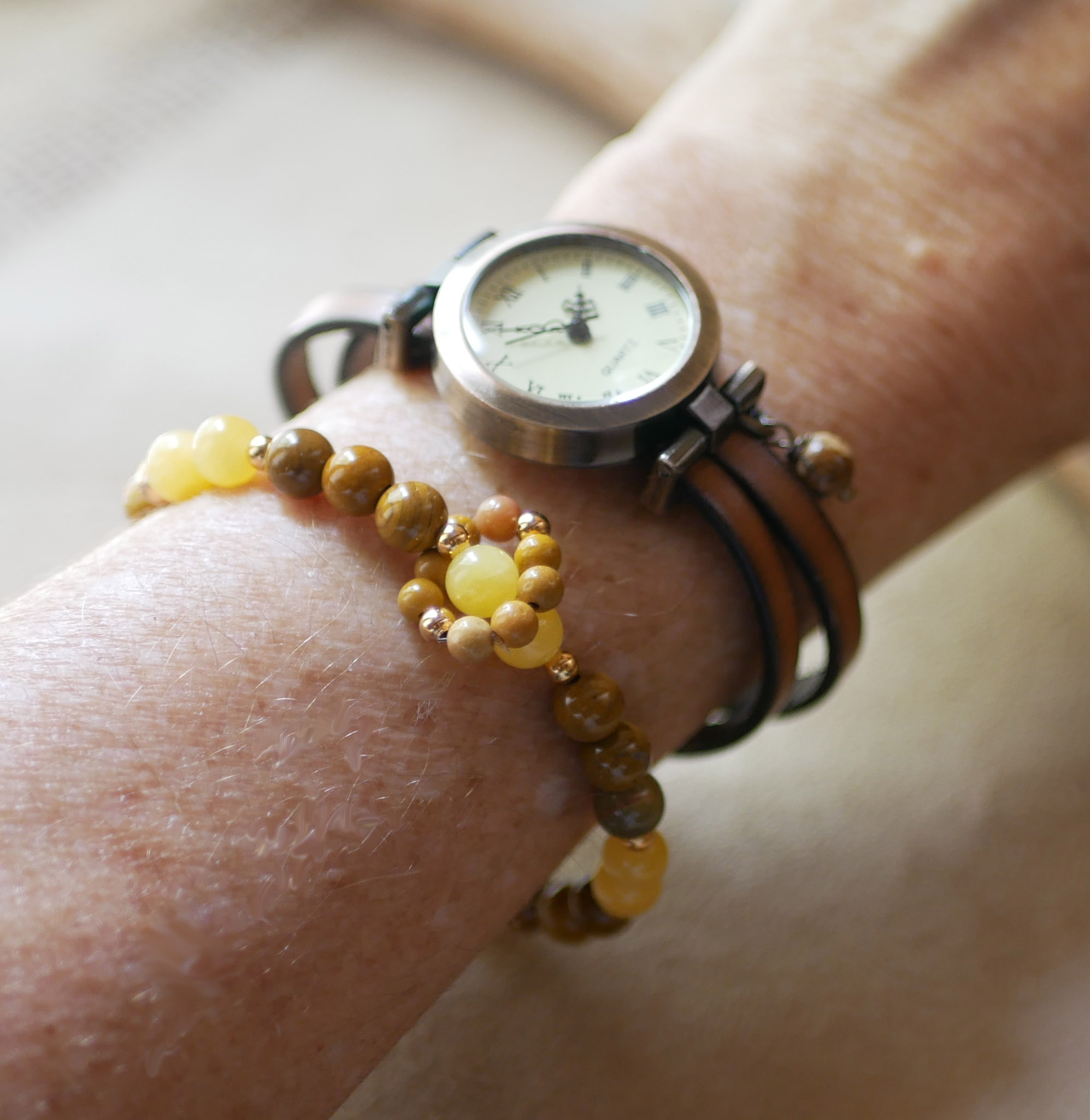 Bracciale in pietre naturali con perle di giada gialla e mokaïte e un anello di mini perline