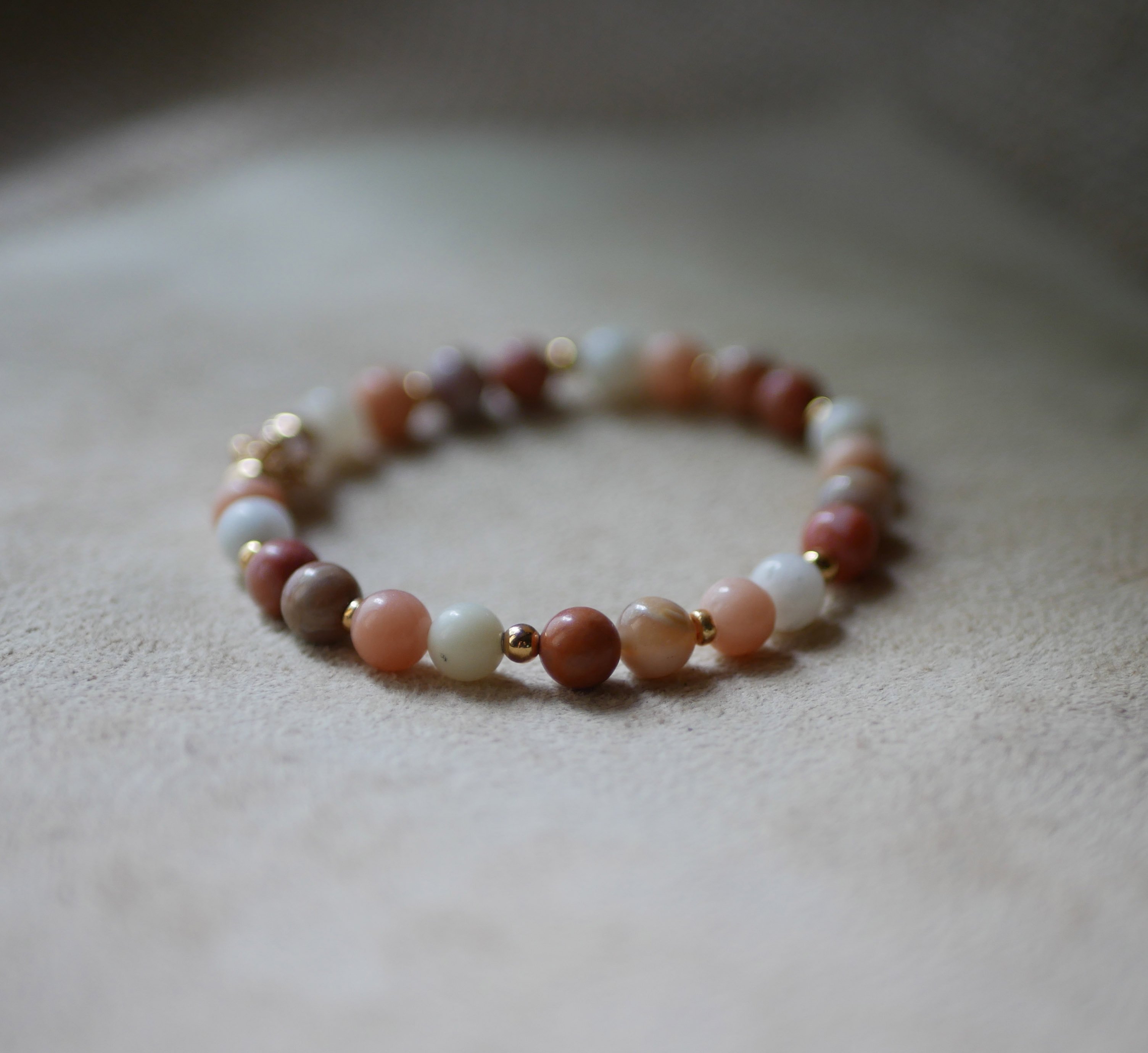 Bracciale con perle di pietra naturale avventurina rosa e bianca e perle dorate