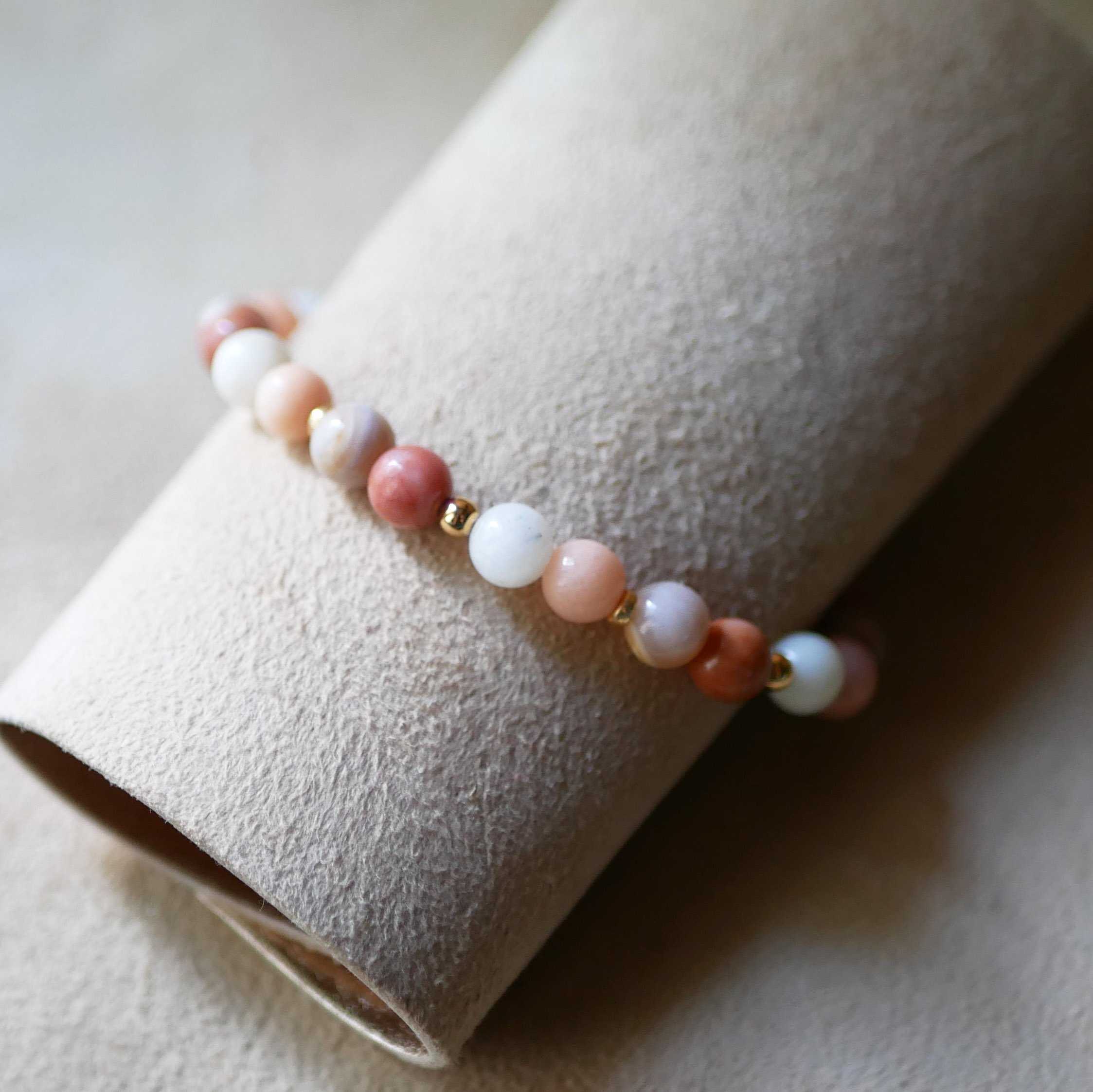 Bracciale con perle di pietra naturale avventurina rosa e bianca e perle dorate