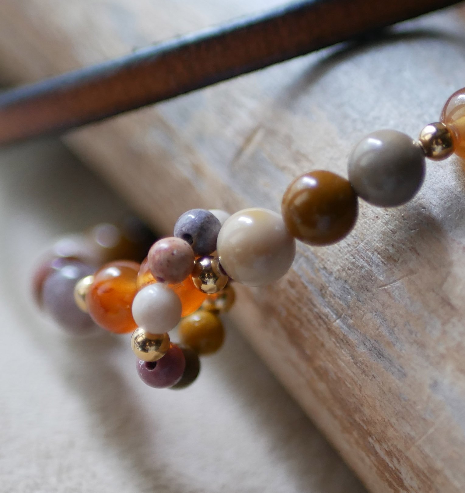 Bracciale in pietra naturale Mokaïte e Cornalite con mini anello di perle