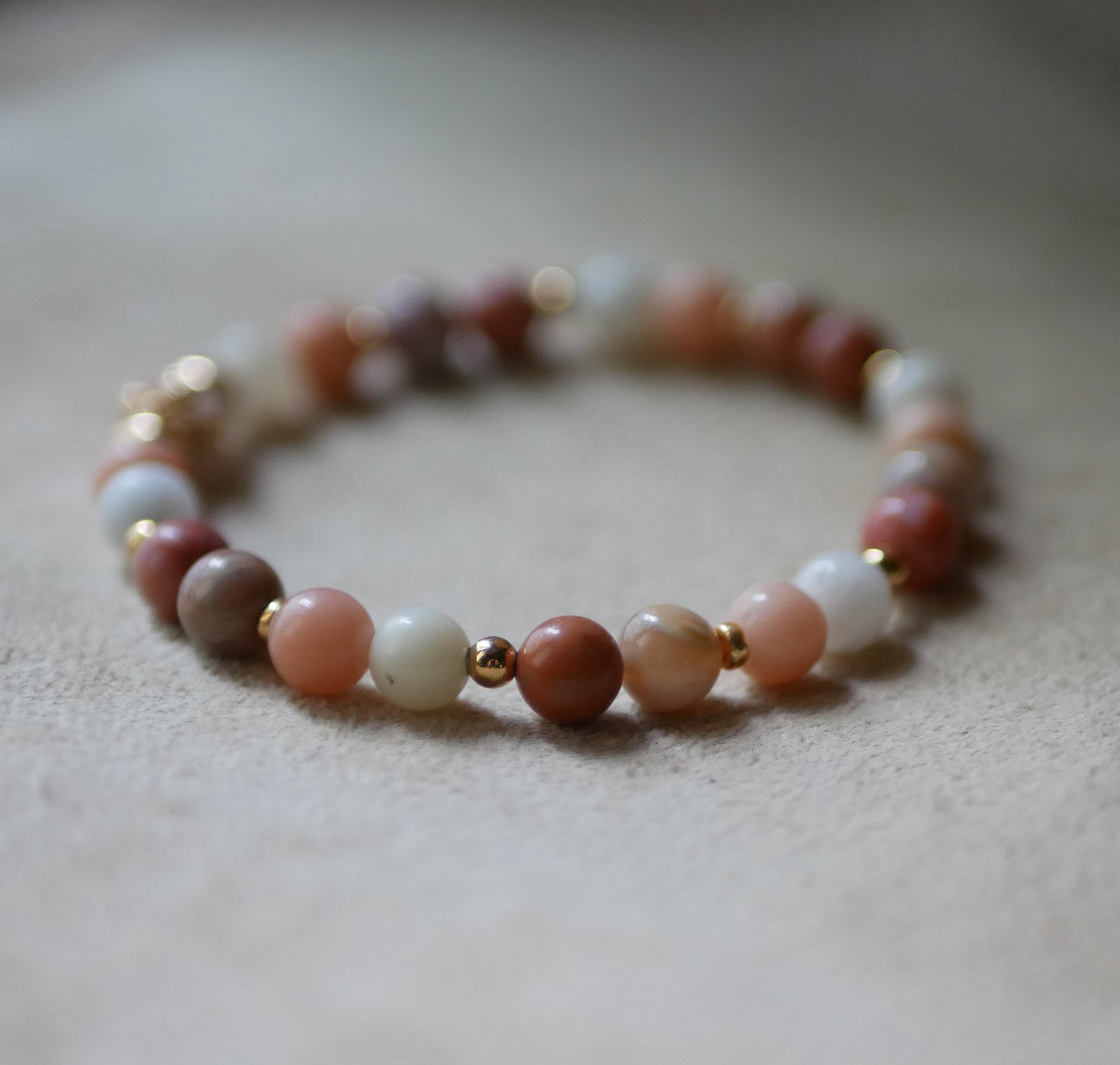 Bracciale con perle di pietra naturale avventurina rosa e bianca e perle dorate