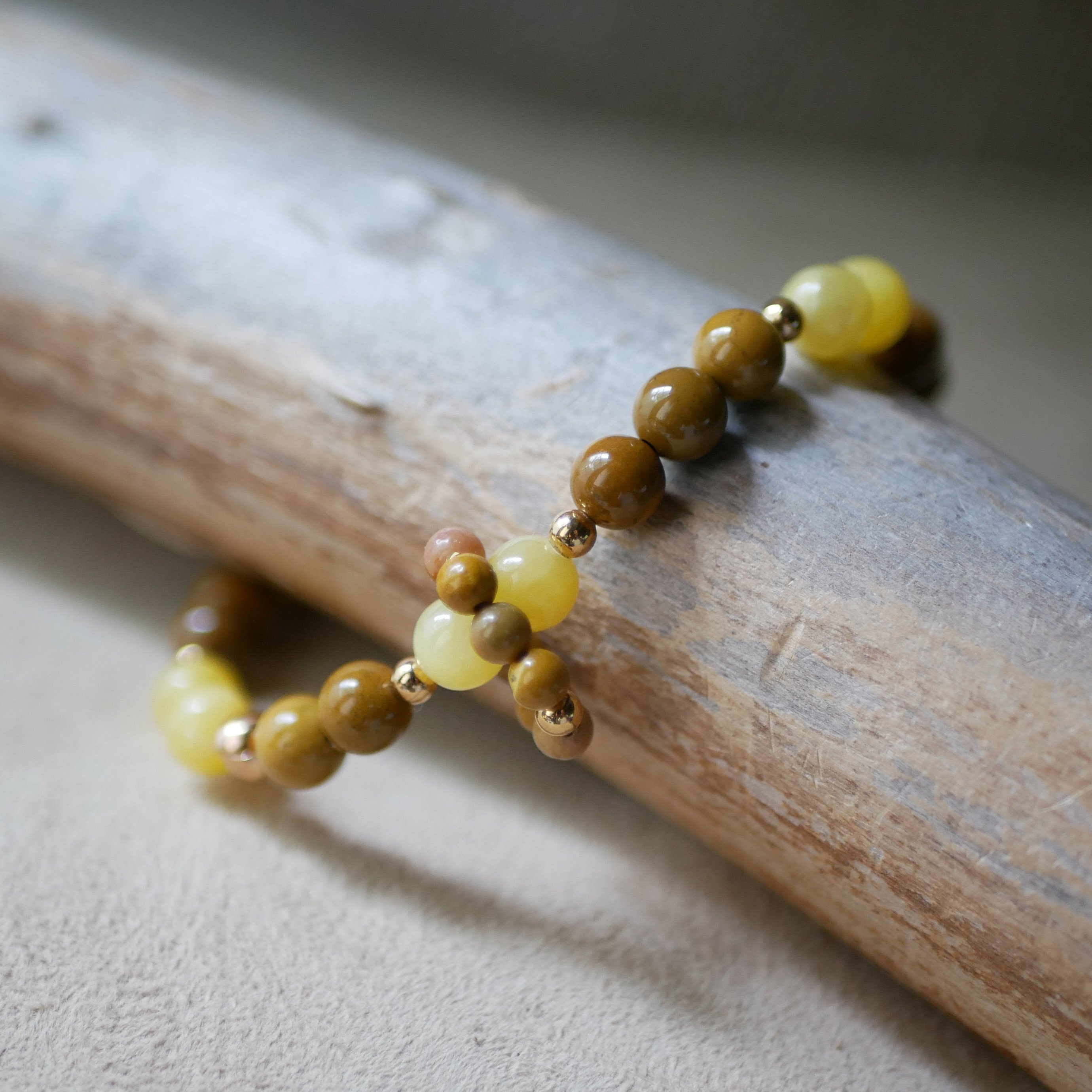 Bracciale in pietre naturali con perle di giada gialla e mokaïte e un anello di mini perline