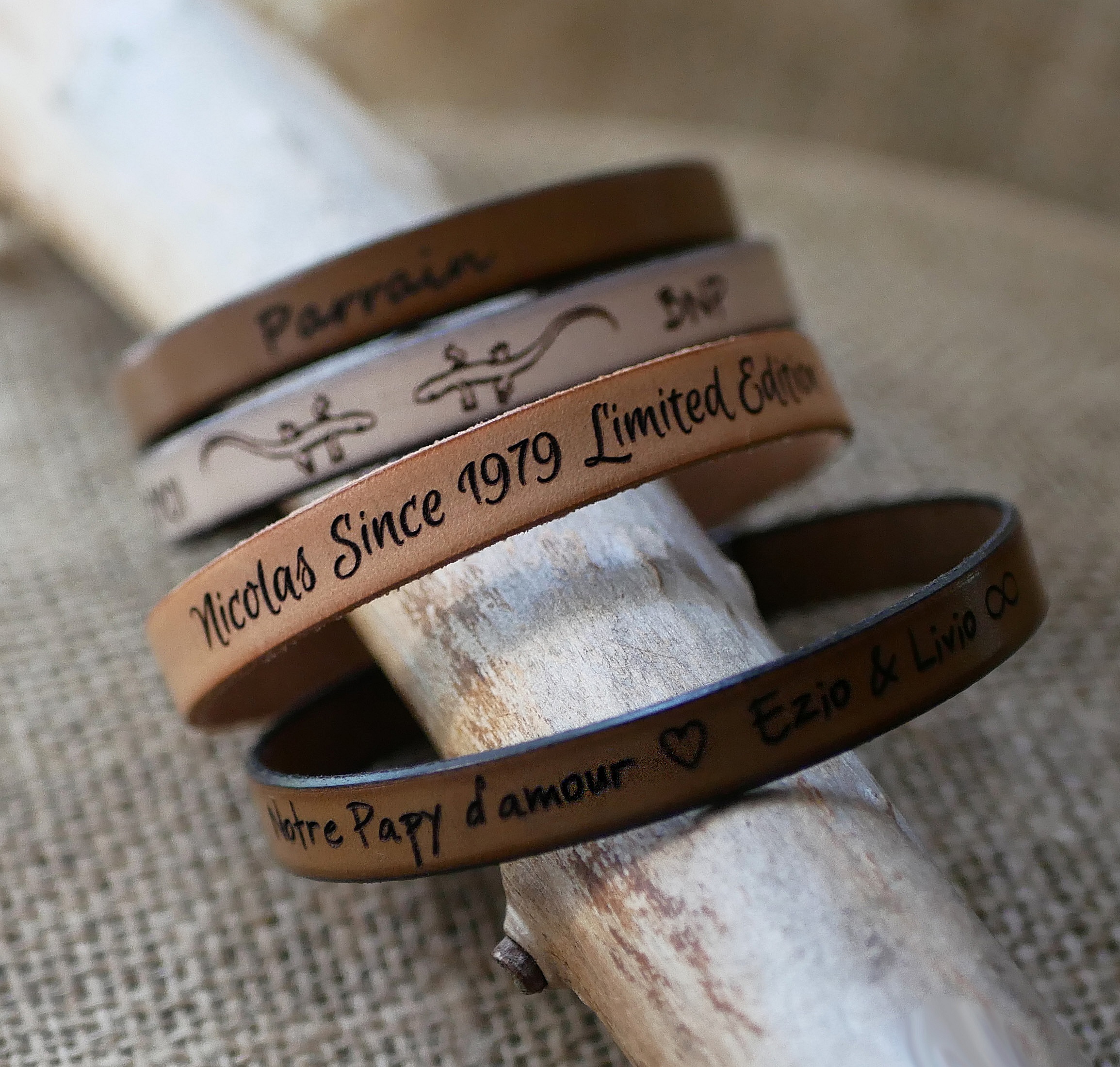 Bracelets en cuir personnalisés avec gravures artisanales.