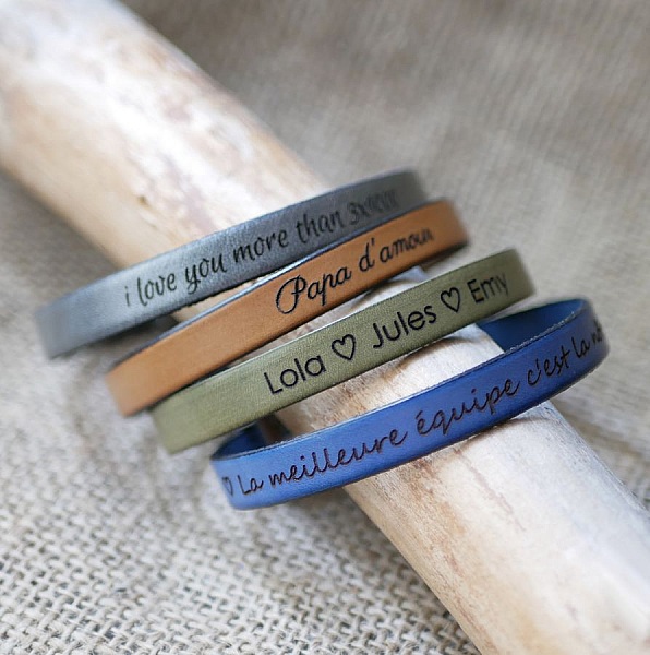 Bracelets en cuir personnalisés avec gravures de messages.
