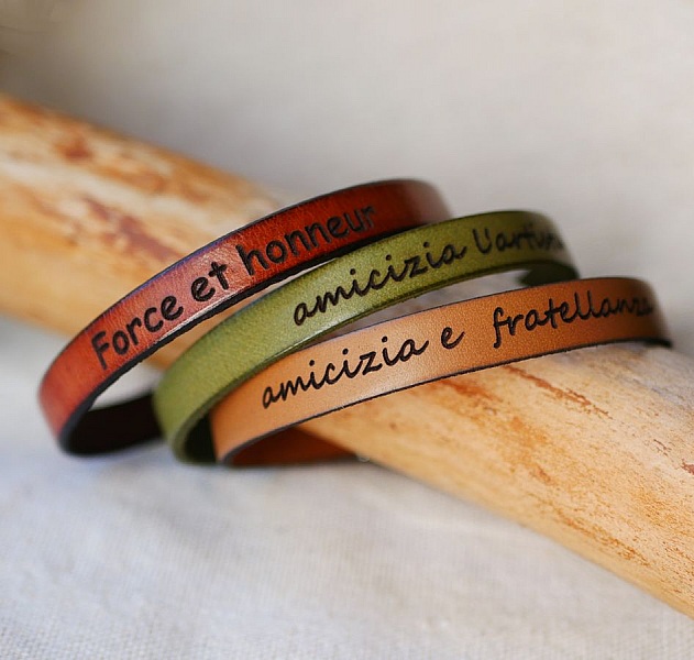 Bracelets en cuir personnalisés avec gravure sur mesure.