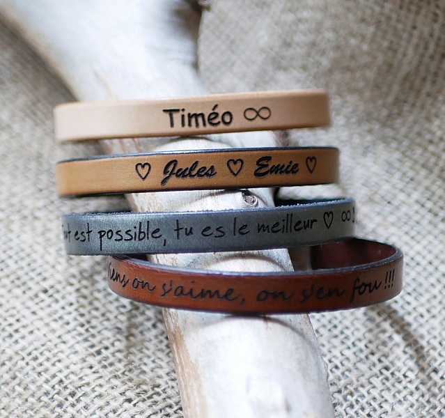 Bracelets en cuir personnalisés avec gravures de prénoms et messages.