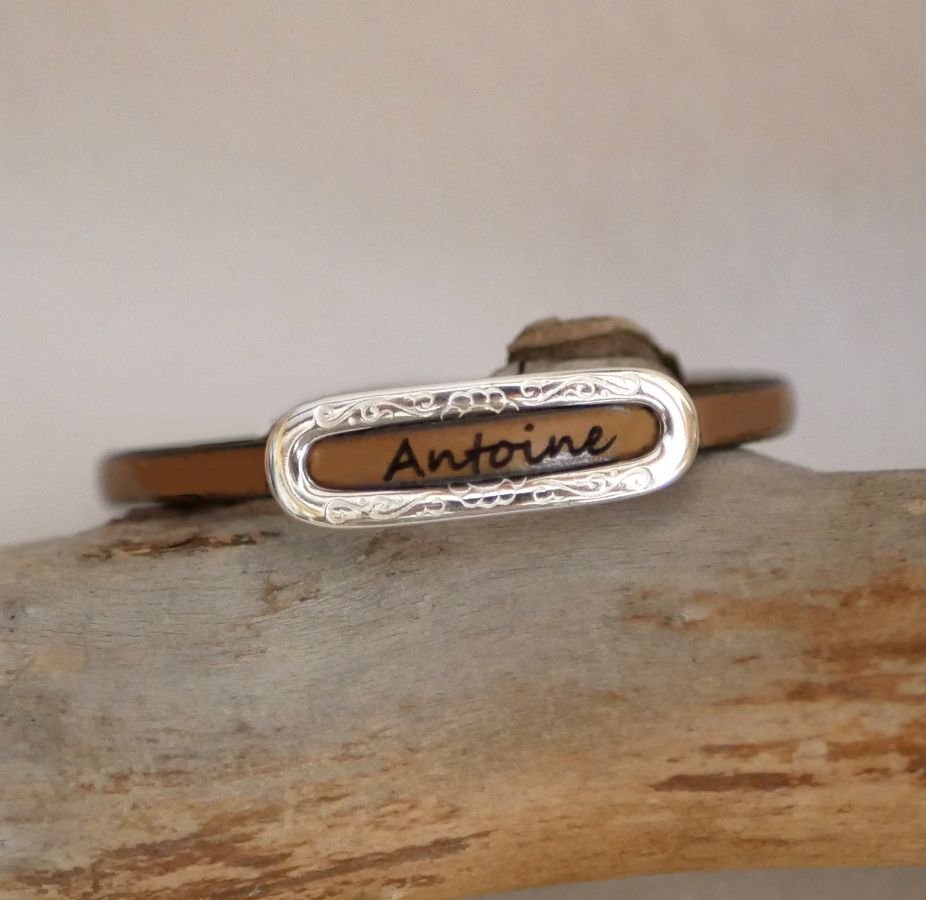 Bracciale con nome personalizzato mediante incisione su pelle 