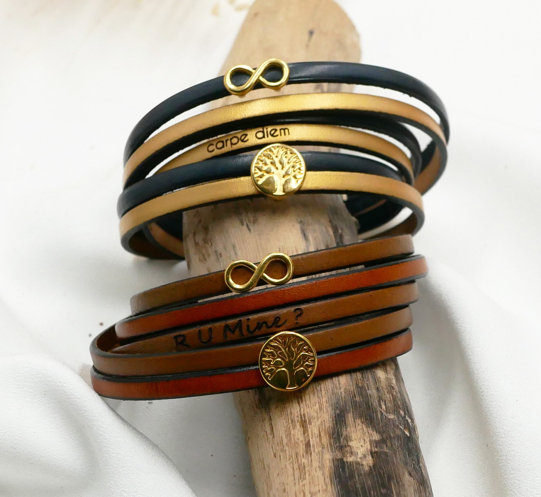 Bracciale in pelle con simbolo dell'infinito a pi&ugrave; giri e albero della vita cabochon in oro da personalizzare  
