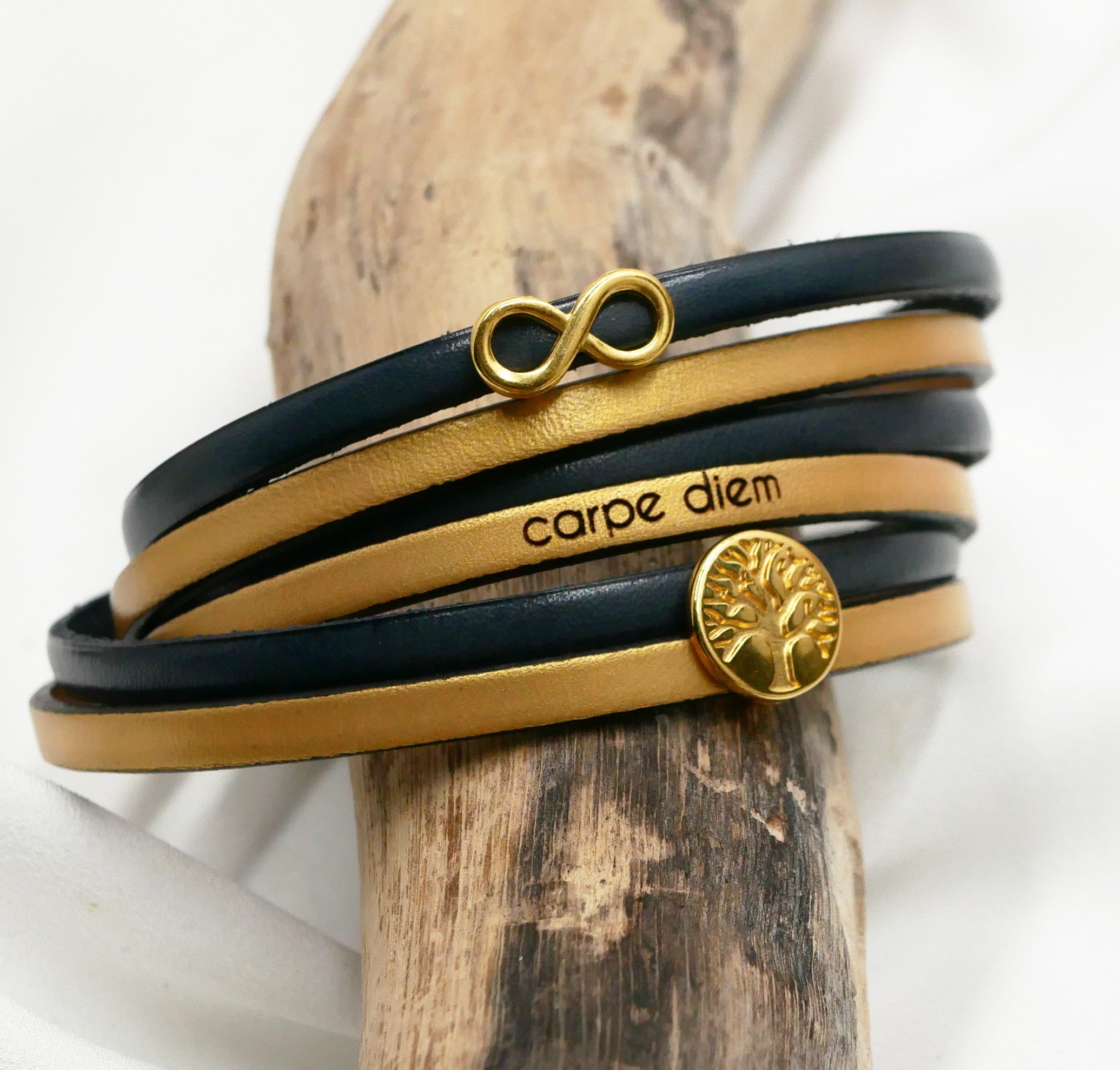 Bracciale in pelle con simbolo dell'infinito a pi&ugrave; giri e albero della vita cabochon in oro da personalizzare  