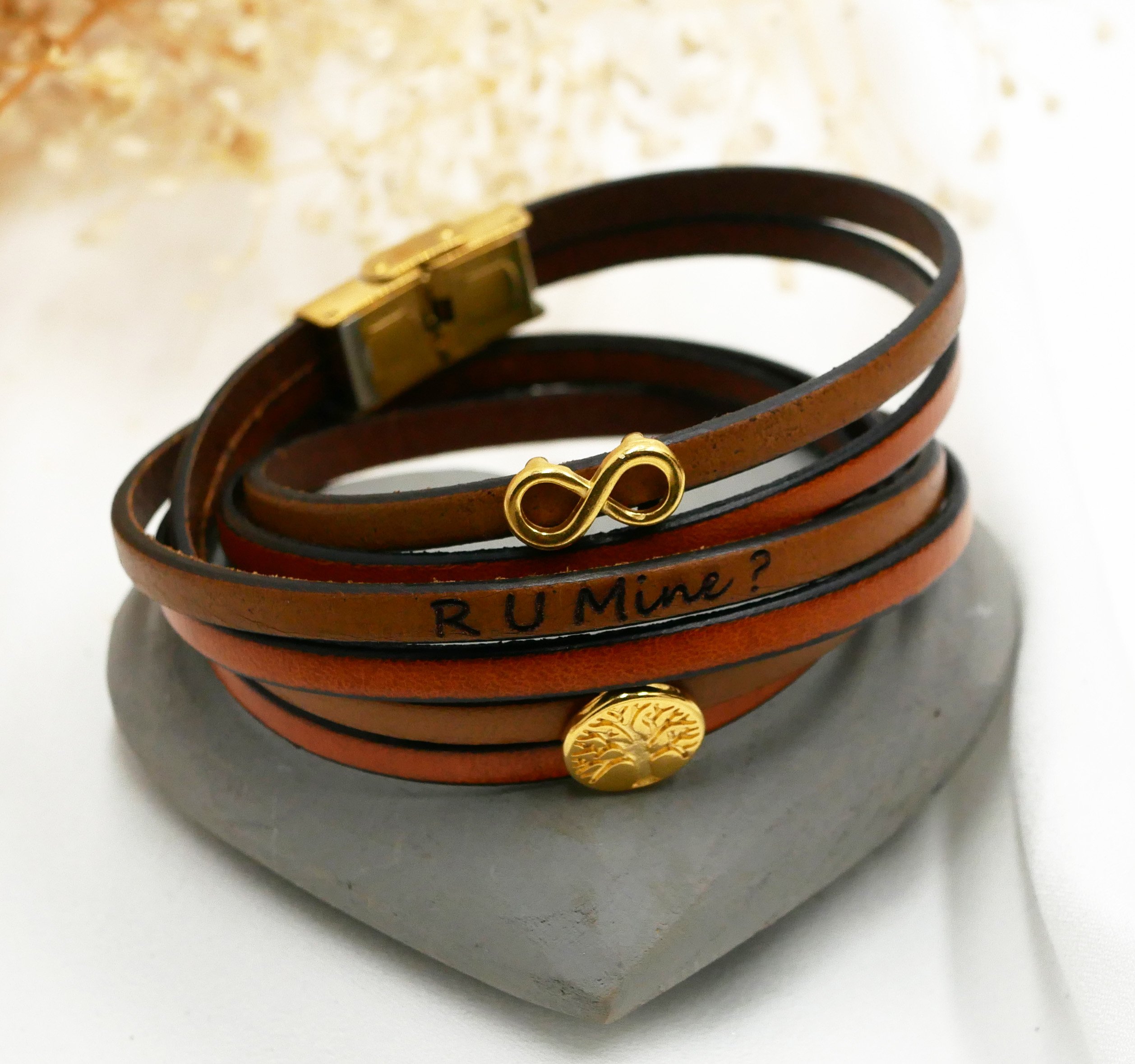 Bracciale in pelle con simbolo dell'infinito a pi&ugrave; giri e albero della vita cabochon in oro da personalizzare  
