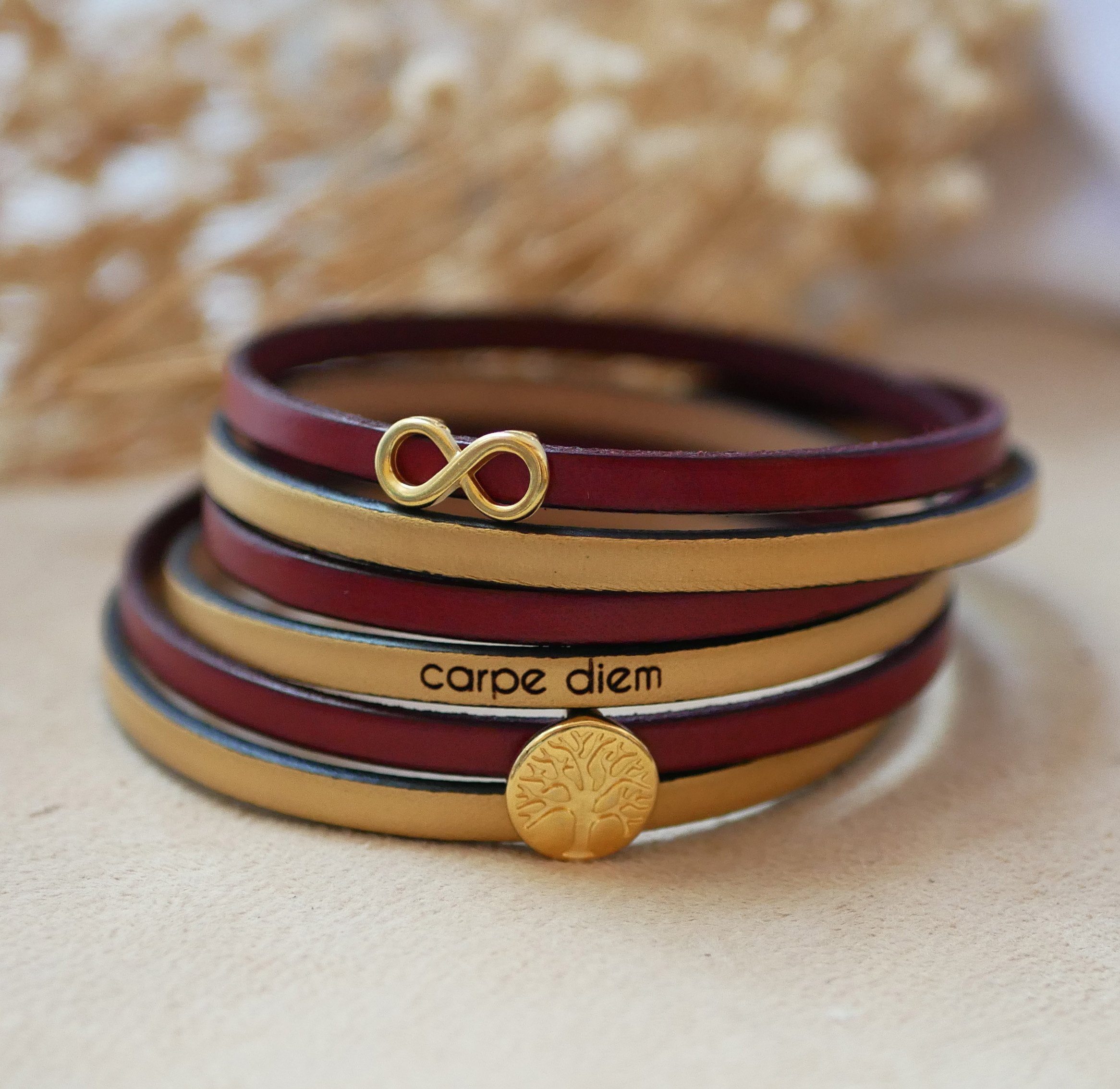 Bracciale in pelle con simbolo dell'infinito a pi&ugrave; giri e albero della vita cabochon in oro da personalizzare  