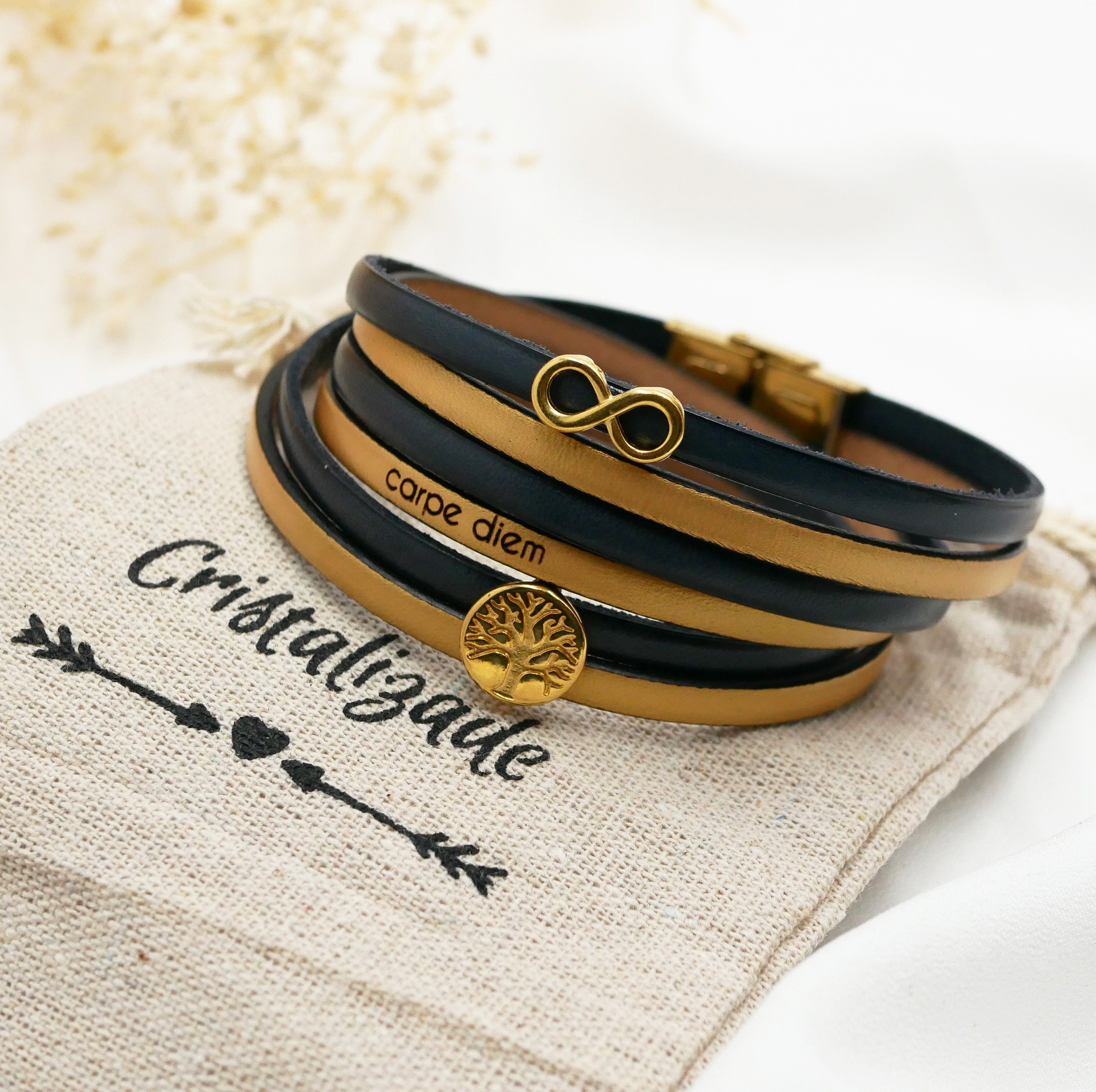 Bracciale in pelle con simbolo dell'infinito a pi&ugrave; giri e albero della vita cabochon in oro da personalizzare  