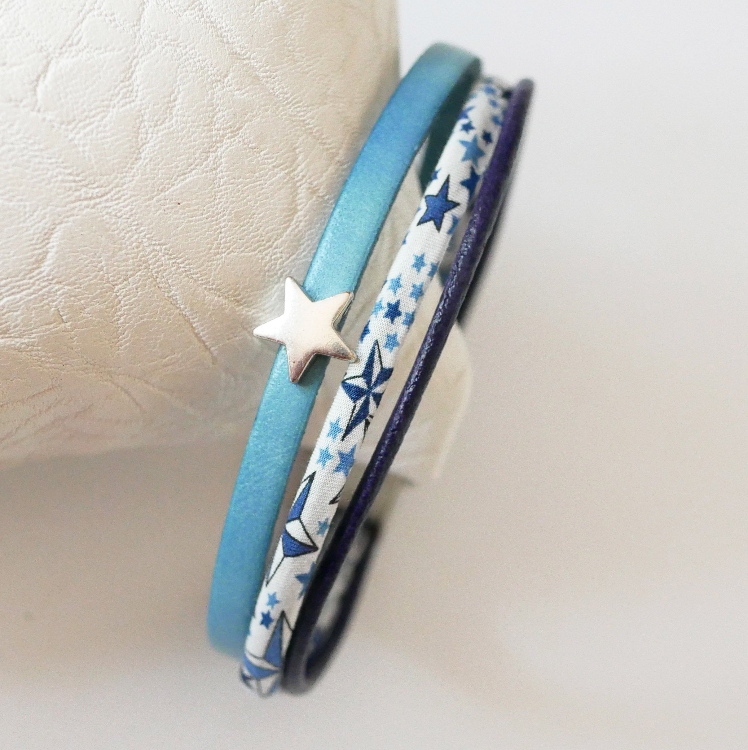 Trio di pelli e bracciale in corda Liberty con stelle blu