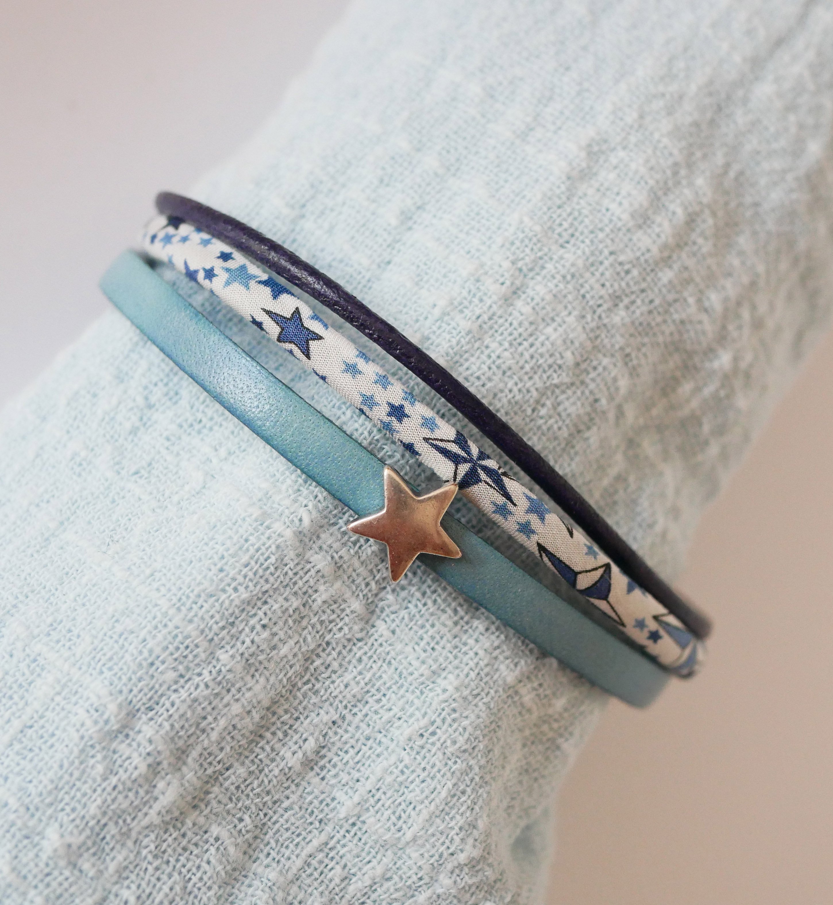 Trio di pelli e bracciale in corda Liberty con stelle blu