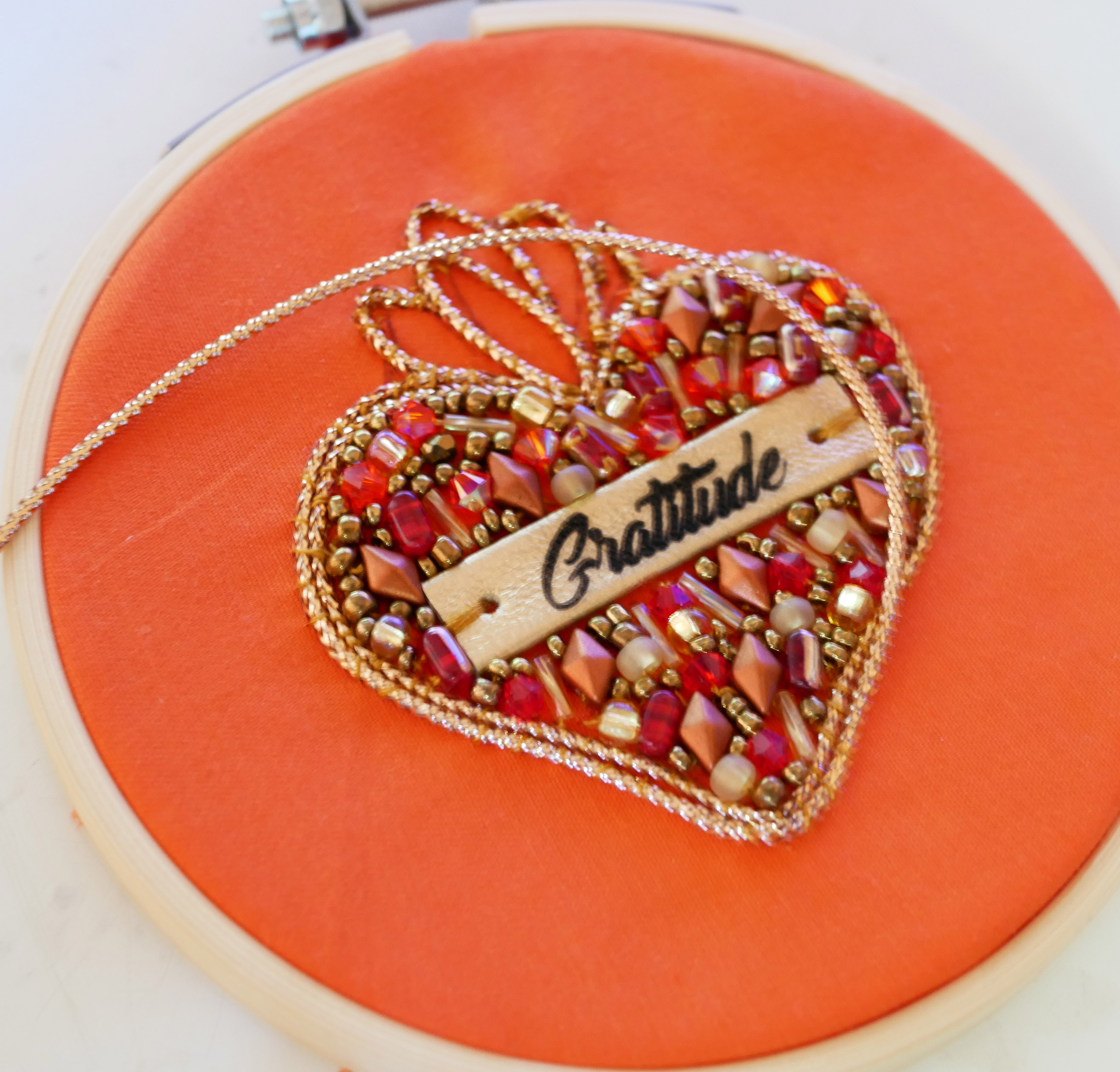 Broche ex-voto Sacré Coeur en perles au message gravé Gratitude