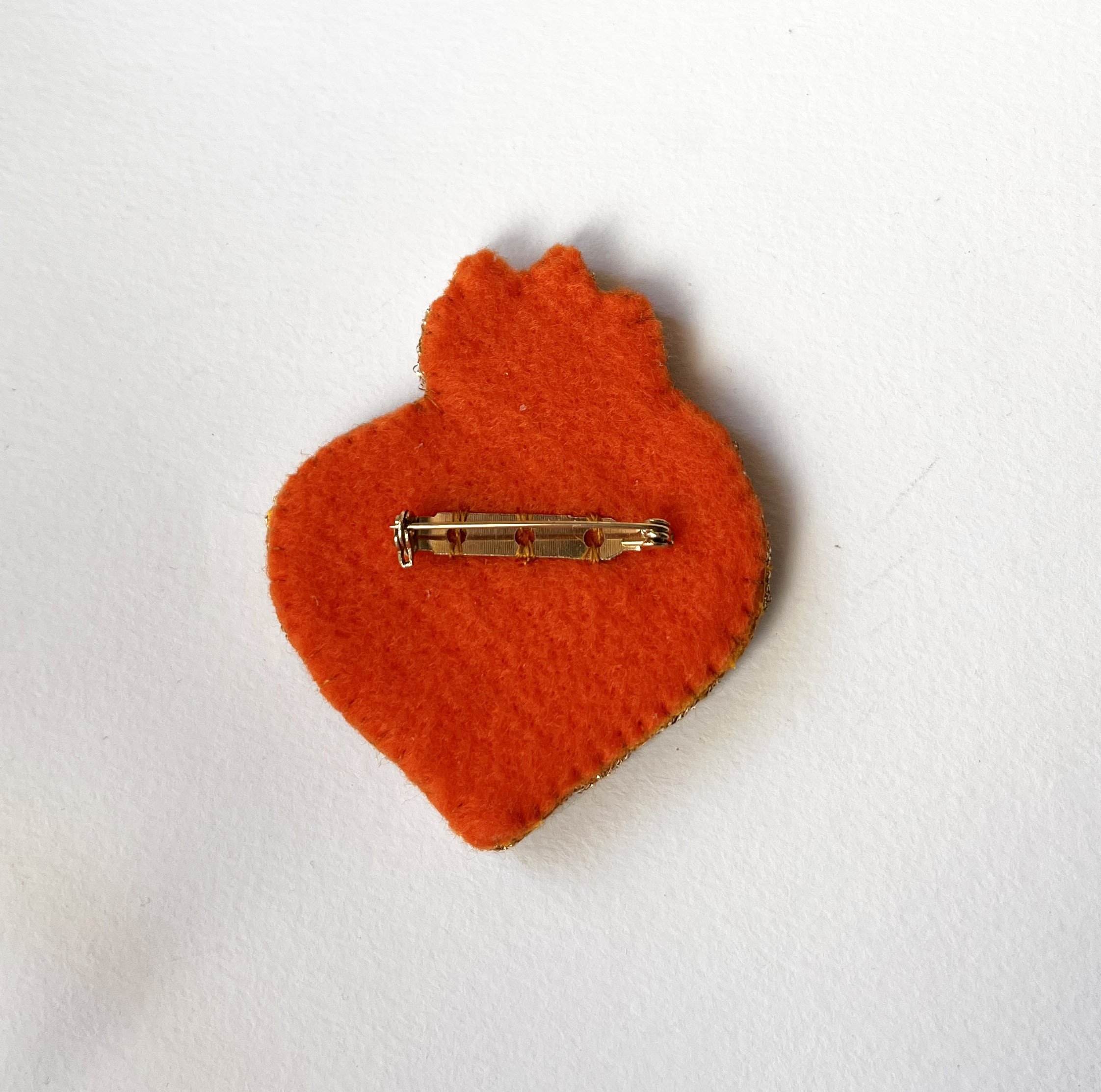 Broche ex-voto Sacr&eacute; Coeur en perles roses au message grav&eacute; Sois la lumi&egrave;re