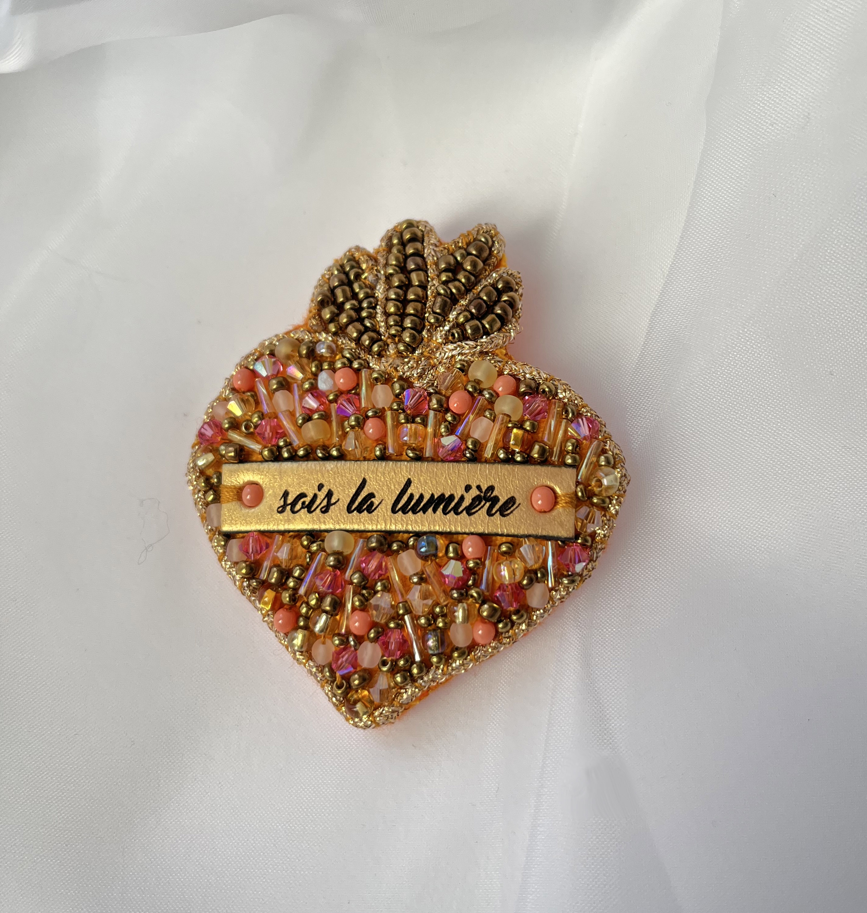Broche ex-voto Sacré Coeur en perles roses au message gravé Sois la lumière