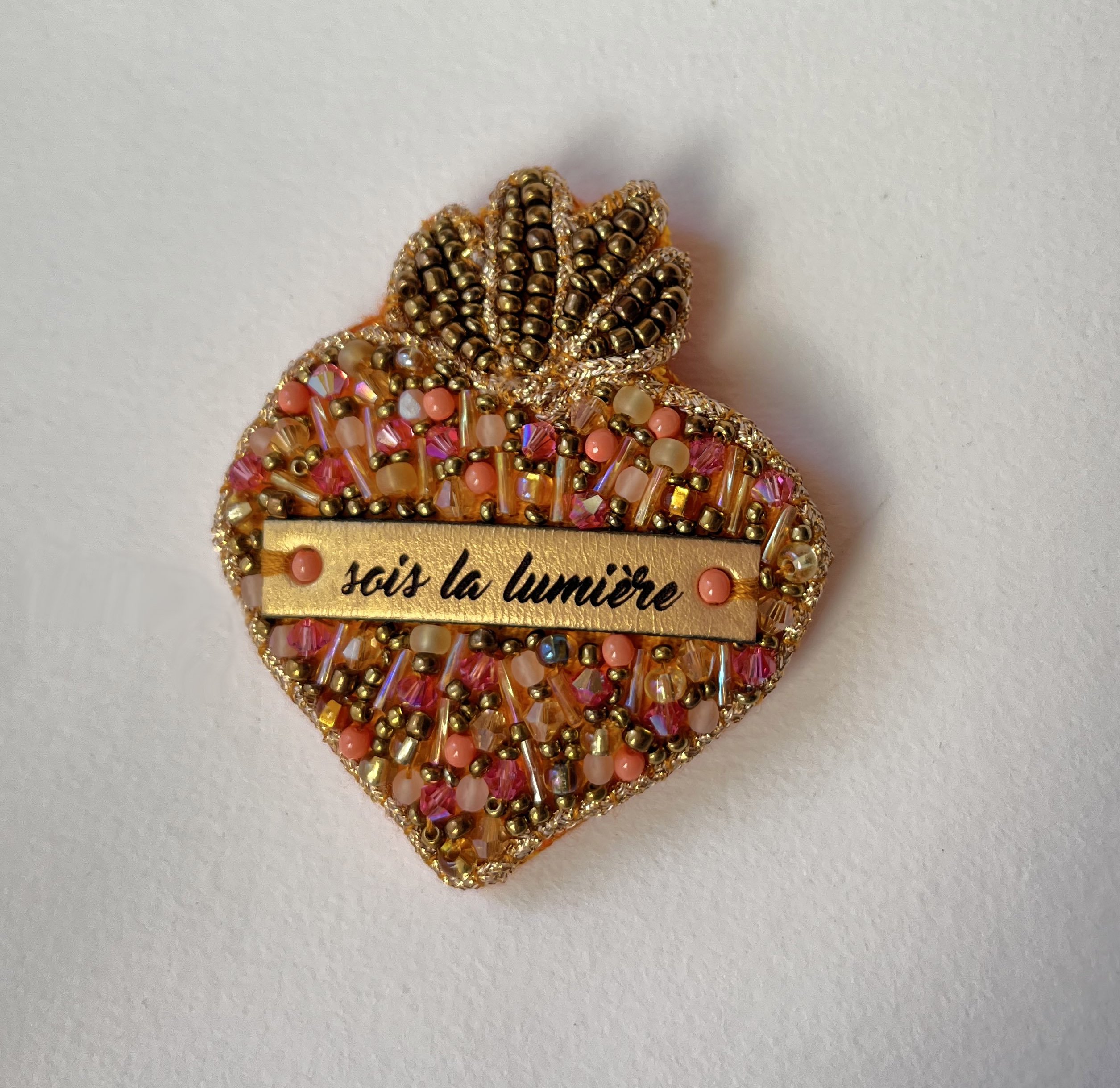 Broche ex-voto Sacr&eacute; Coeur en perles roses au message grav&eacute; Sois la lumi&egrave;re