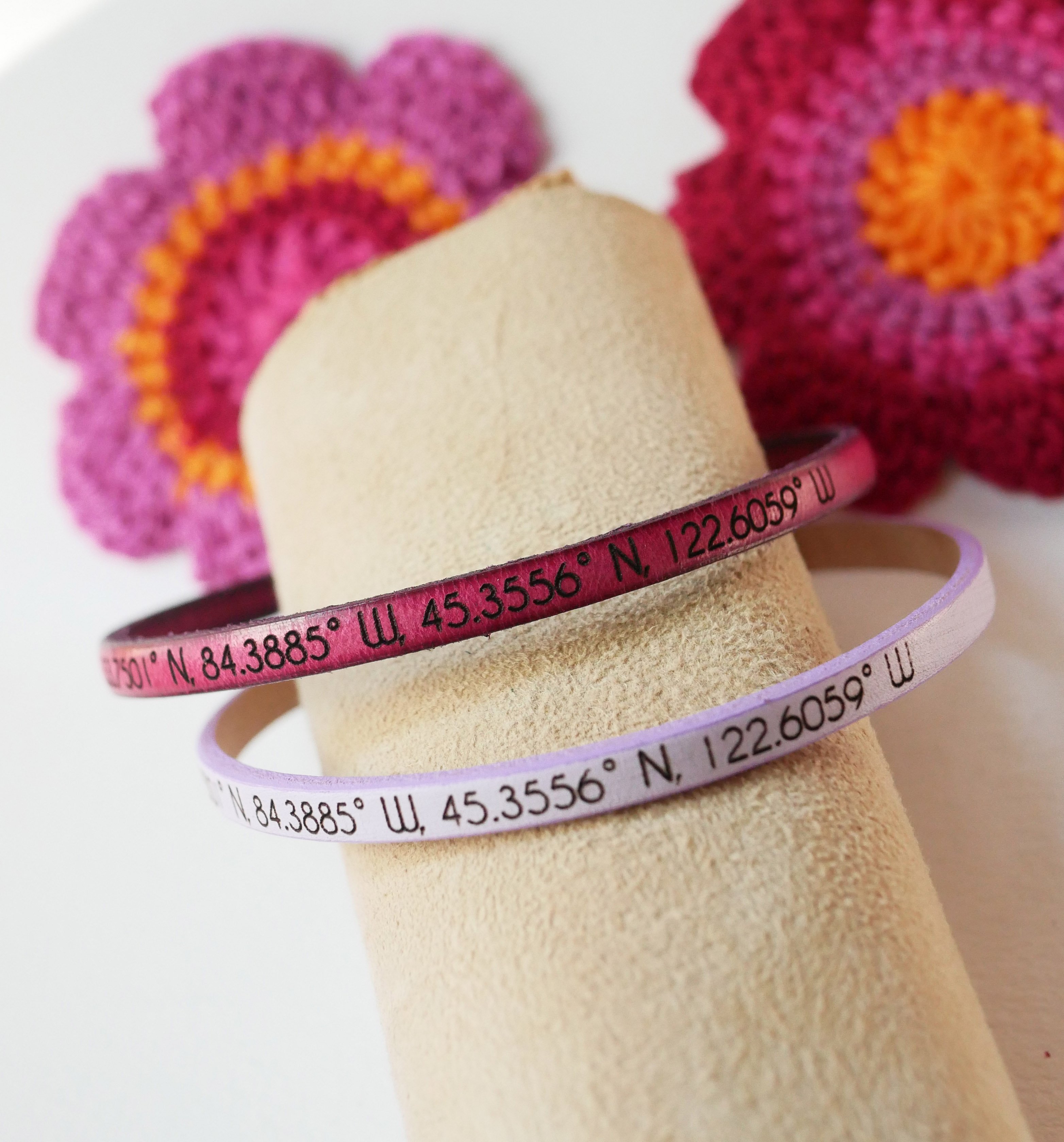 Braccialetti regalo per coppie in pelle, entrambi personalizzati con la stessa incisione 