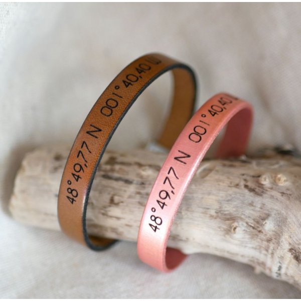 Regalo inciso per una coppia: 2 braccialetti in pelle personalizzati con la stessa incisione 