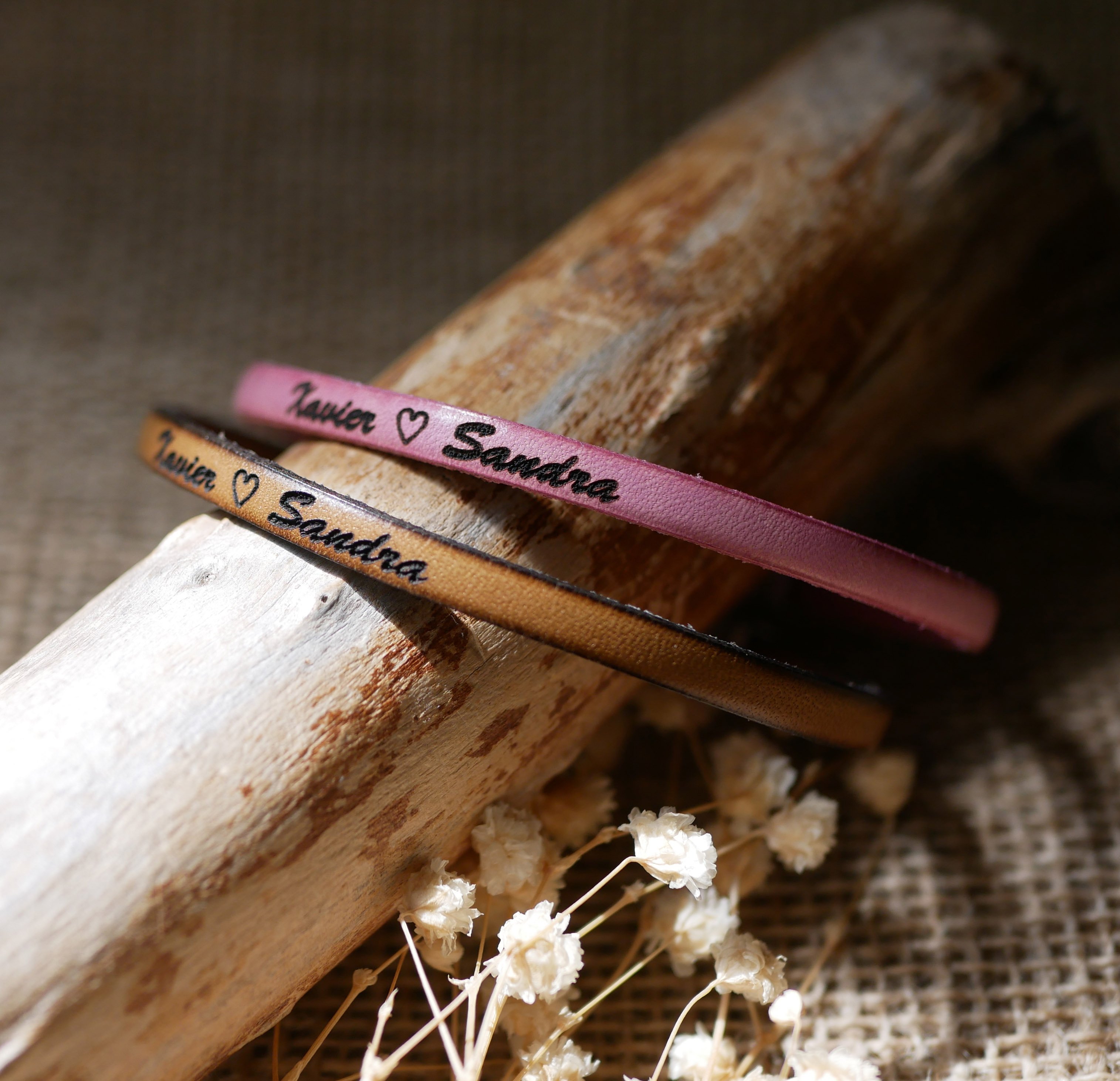 Braccialetti regalo per coppie in pelle, entrambi personalizzati con la stessa incisione 