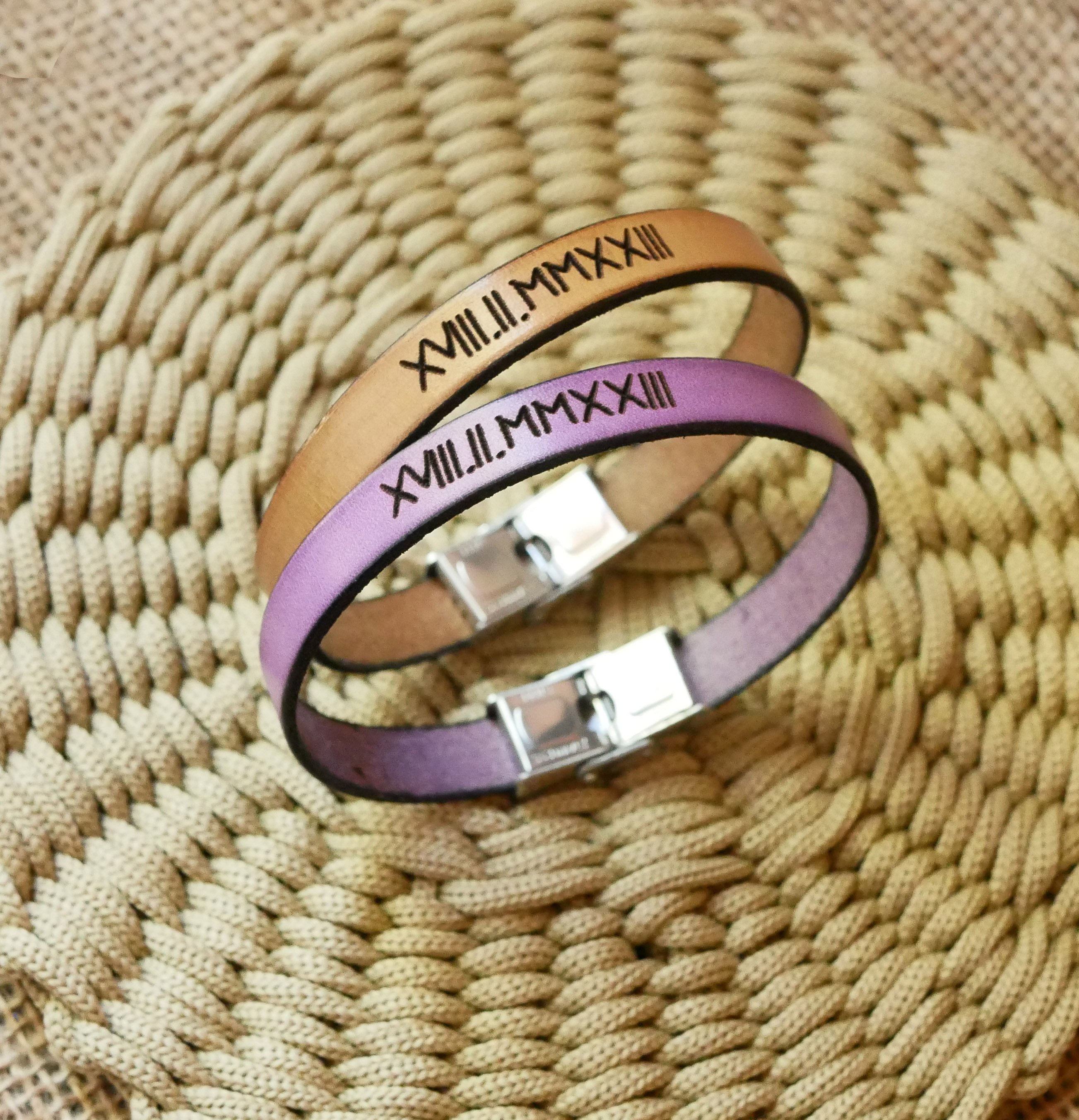 Regalo inciso per una coppia: 2 braccialetti in pelle personalizzati con la stessa incisione 