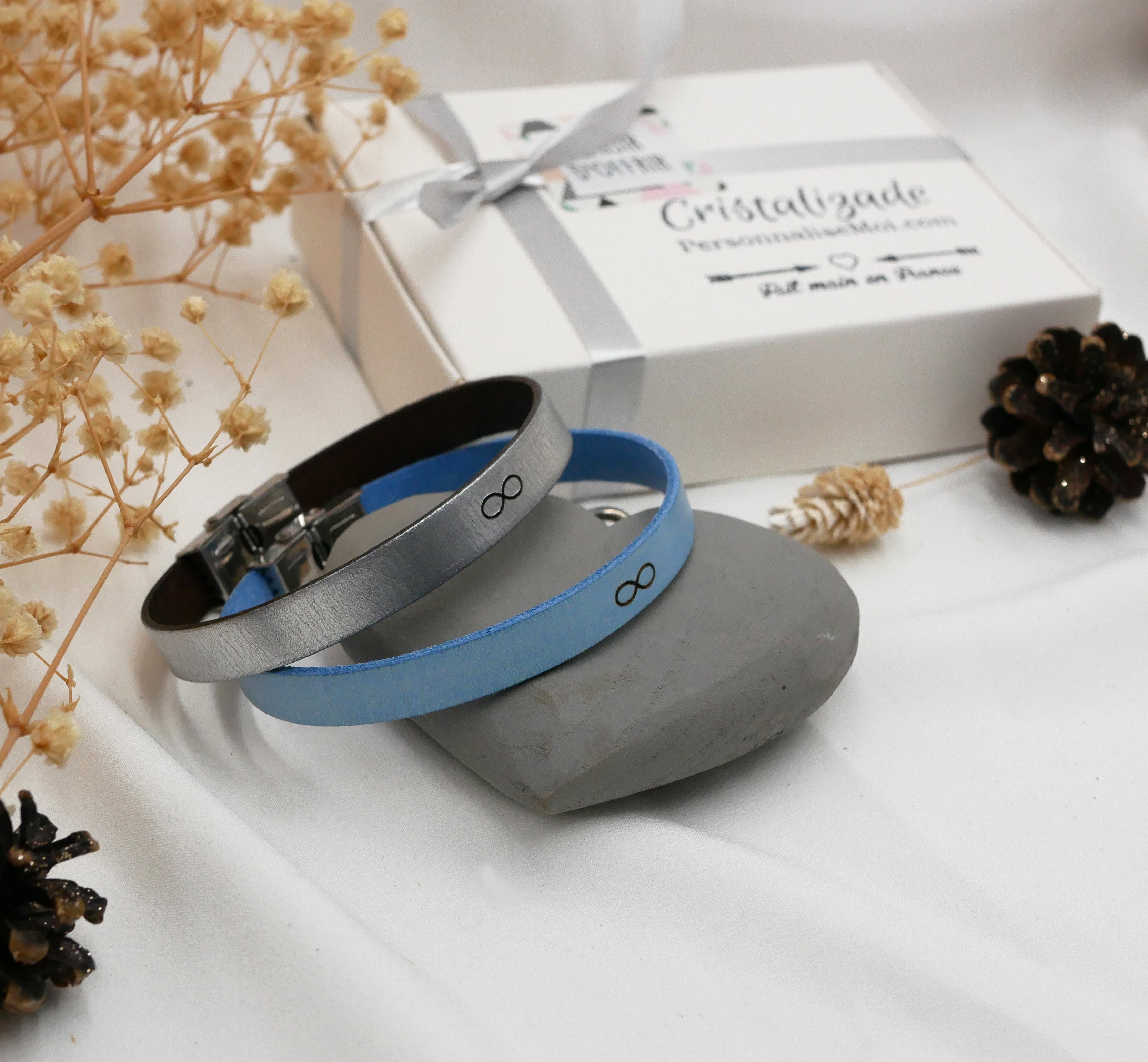 Regalo inciso per una coppia: 2 braccialetti in pelle personalizzati con la stessa incisione 