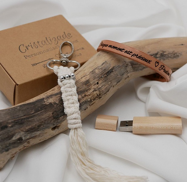 Confezione regalo da uomo con chiave usb incisa + bracciale in pelle personalizzabile + portachiavi in macram&egrave; 