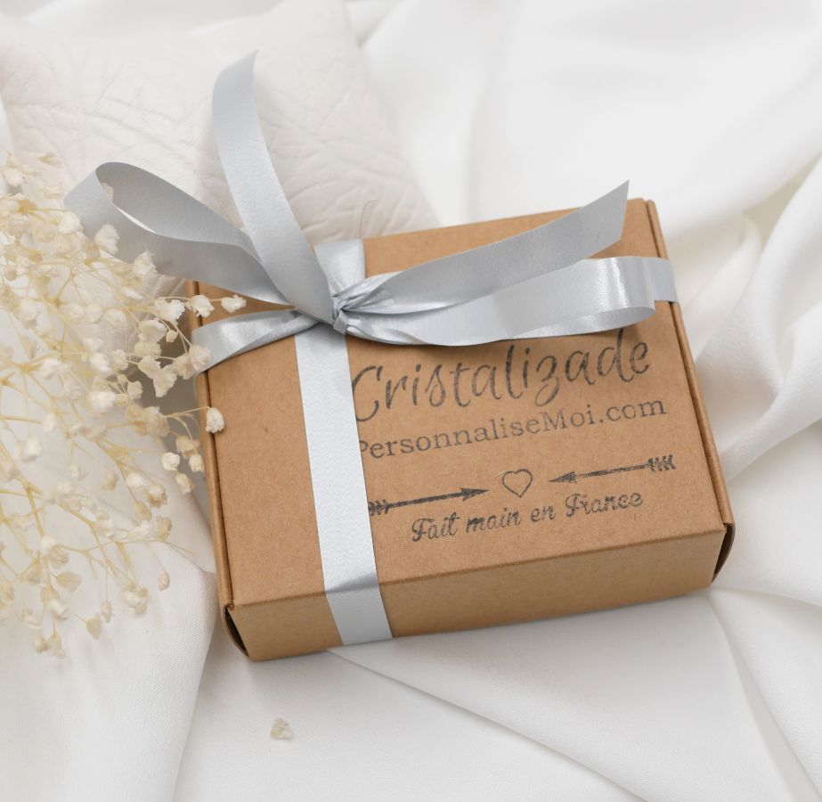 Confezione regalo da uomo con chiave usb incisa + bracciale in pelle personalizzabile + portachiavi in macramè 
