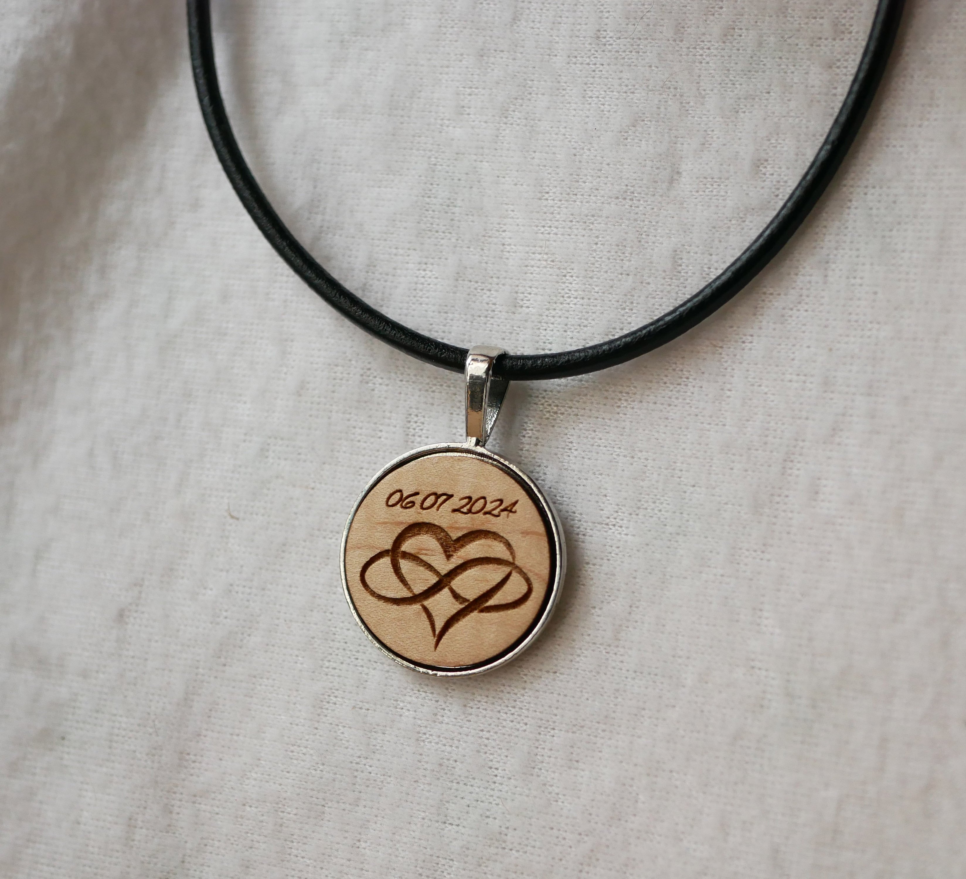 Collana in pelle con ciondolo in legno cabochon inciso da personalizzare