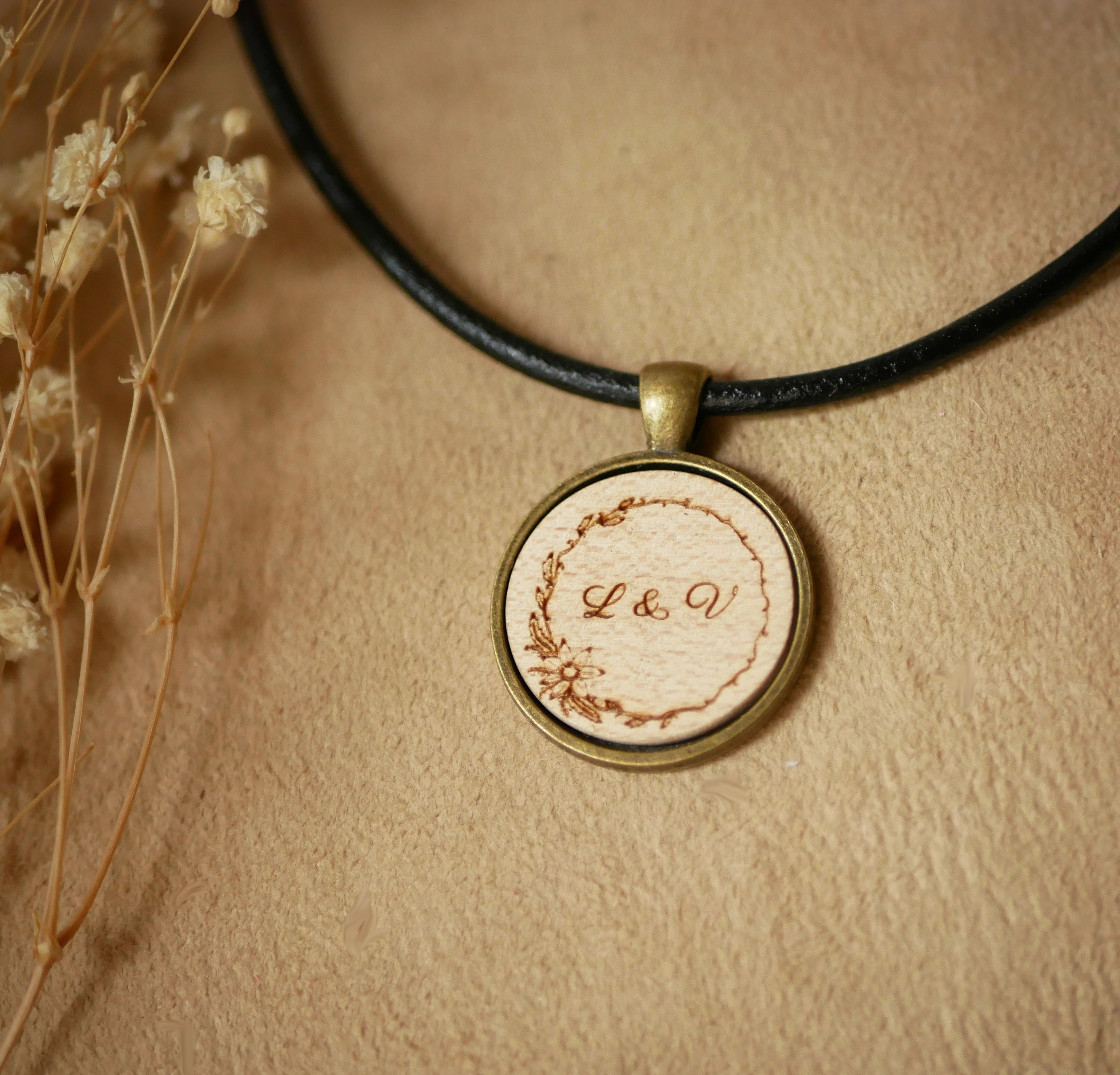 Collana in cuoio con ciondolo in legno cabochon inciso e ottone antico da personalizzare