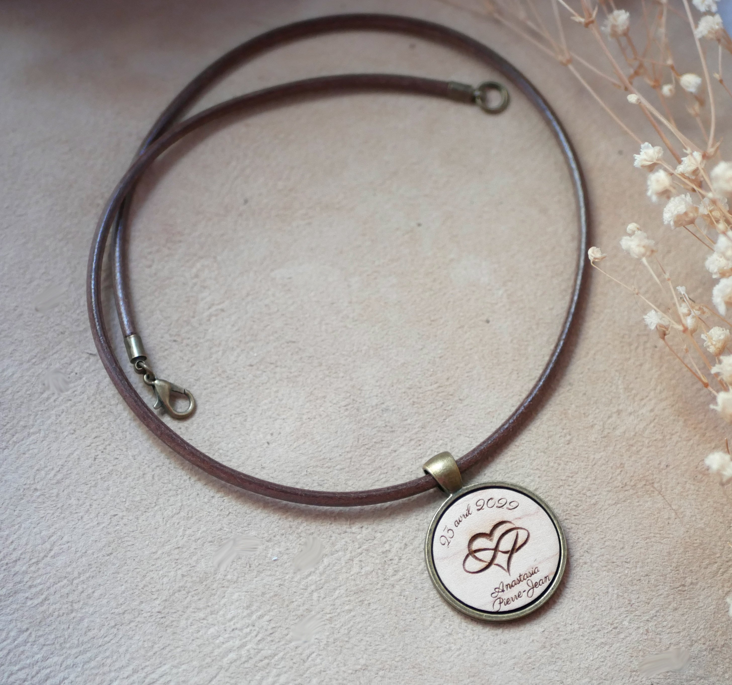 Collana in cuoio con ciondolo in legno cabochon inciso e ottone antico da personalizzare