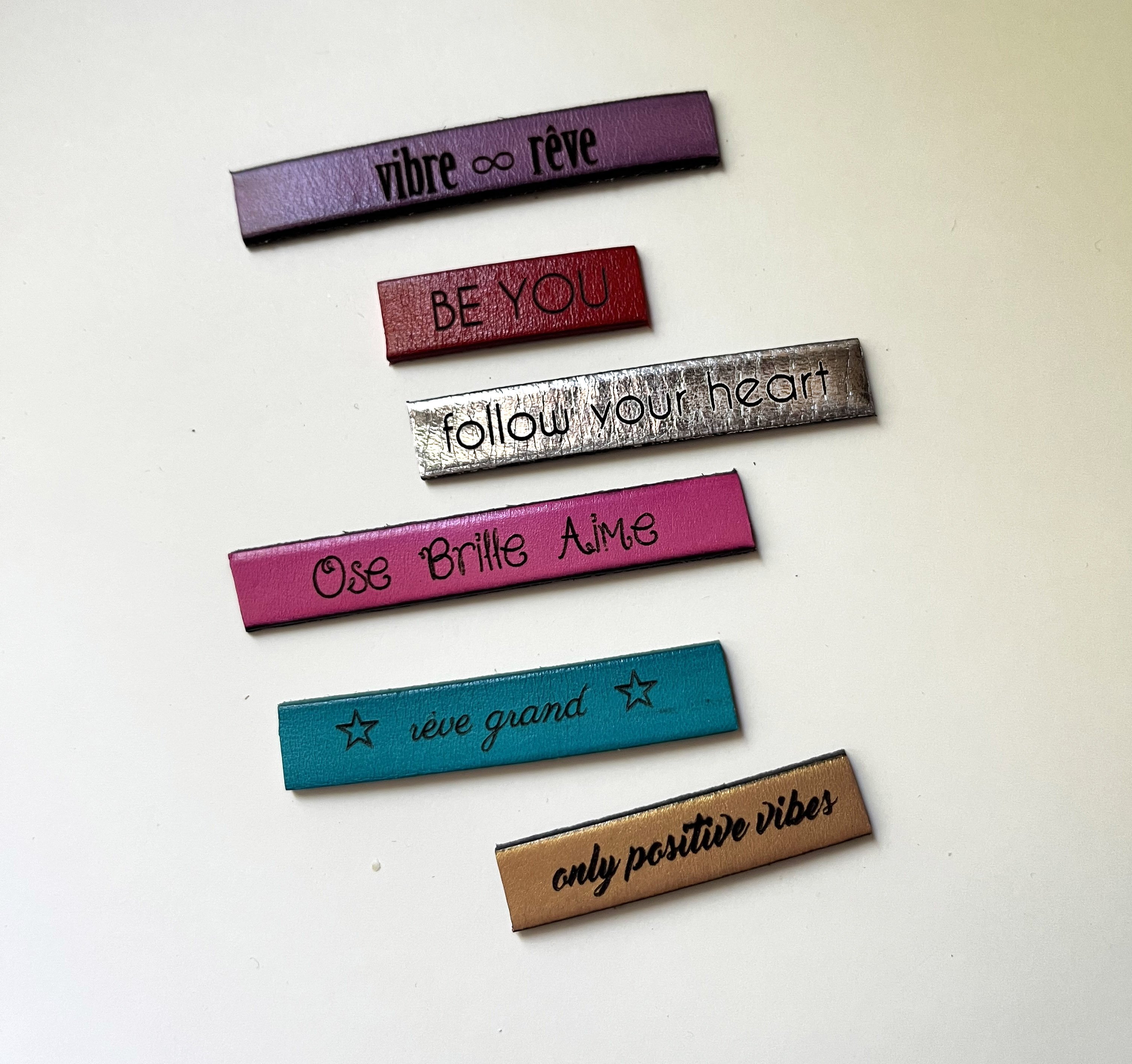 Ensemble stickers en cuir grav&eacute; de messages inspirants