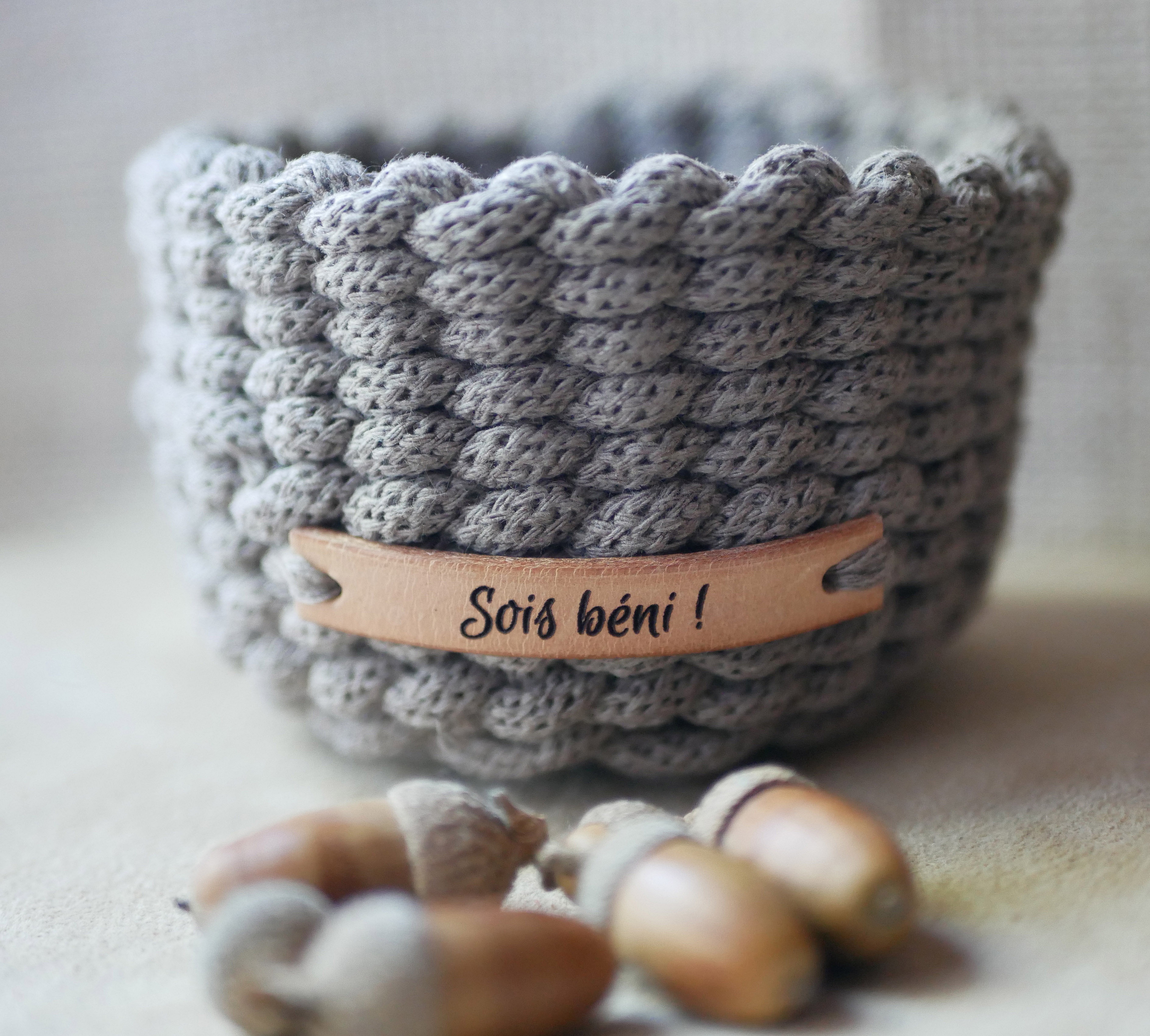 Petit panier en corde personnalisé avec étiquette en cuir.