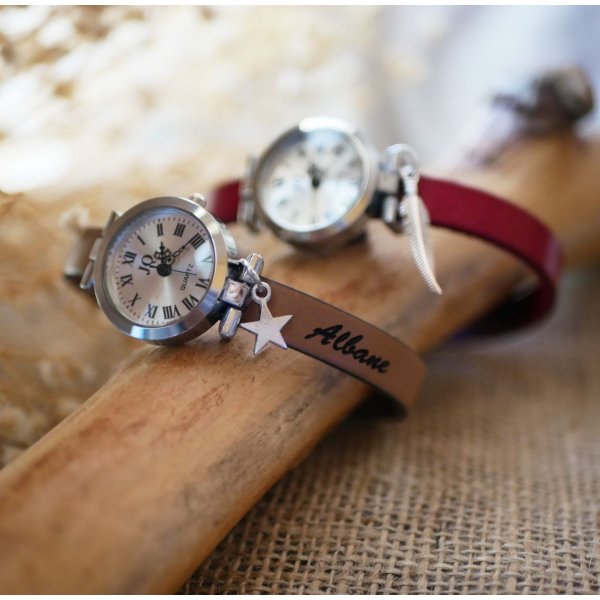 Orologio argento con charm e cinturino in pelle con chiusura regolabile