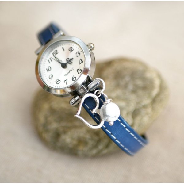 Orologio con cinturino in pelle blu e cuciture bianche