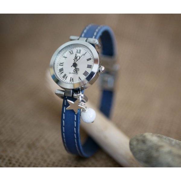 Orologio con cinturino in pelle blu e cuciture bianche