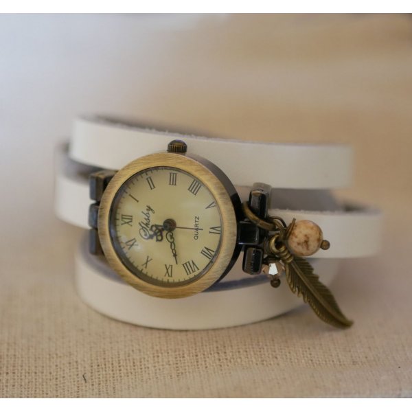 Orologio con bracciale in pelle e ciondoli con piume e perle