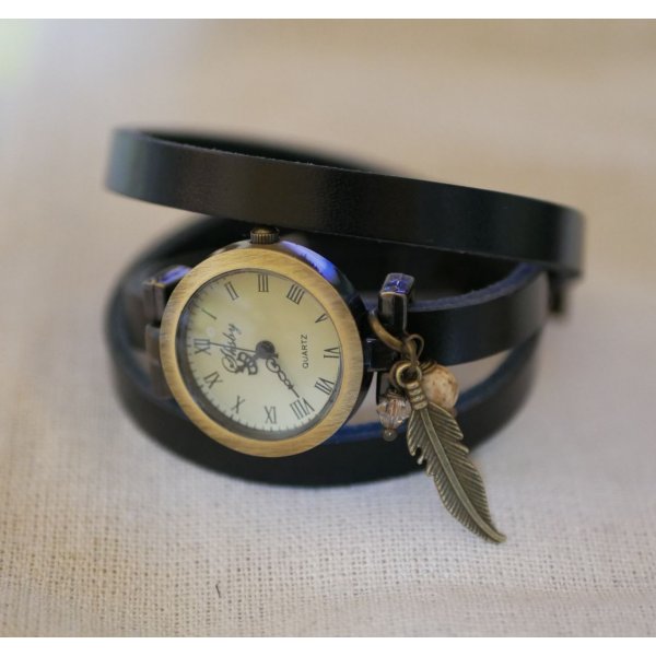 Orologio con bracciale in pelle e ciondoli con piume e perle
