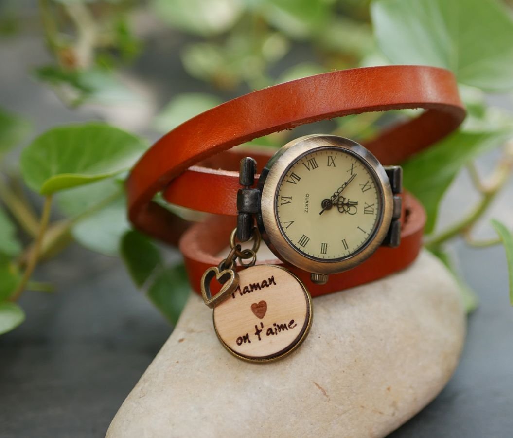 Orologio con bracciale in pelle e cabochon in legno da incidere