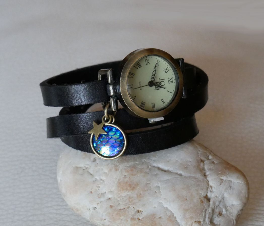 Orologio con bracciale in pelle e scaglie blu cabochon