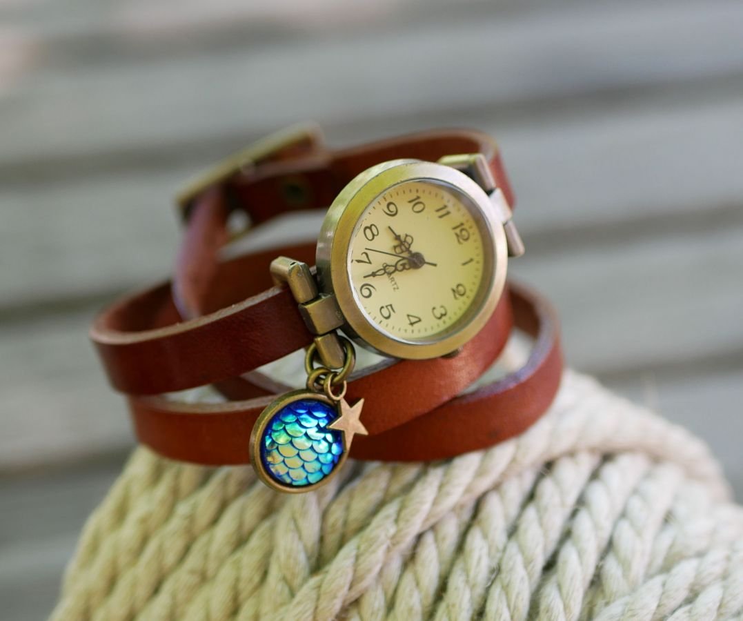 Orologio con bracciale in pelle e scaglie blu cabochon