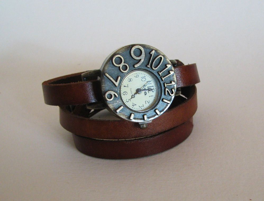 Orologio con cinturino in pelle e quadrante asimmetrico